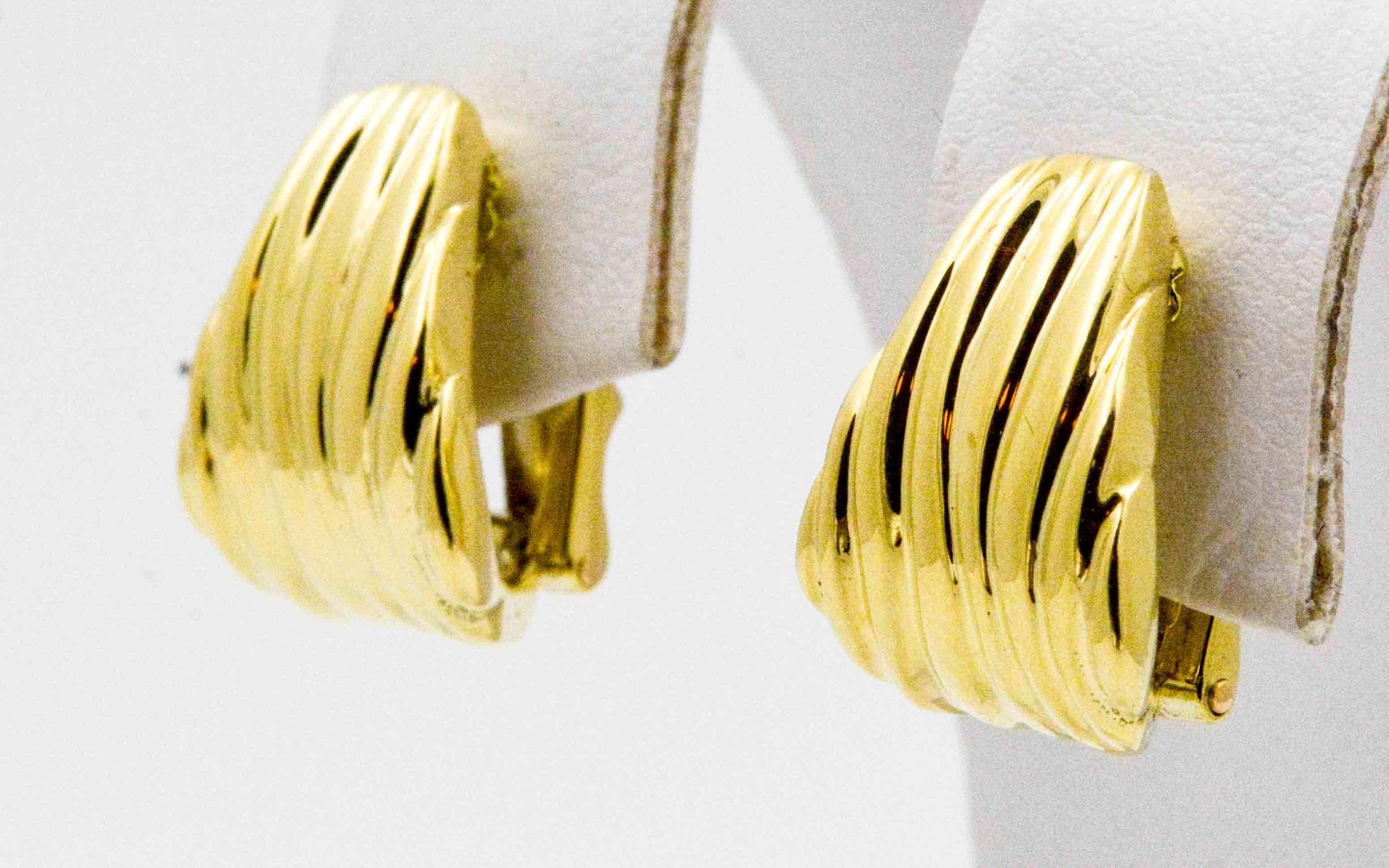 Tapered Ridged Clip On 14 Karat Gold Earrings  In Excellent Condition In Dallas, TX