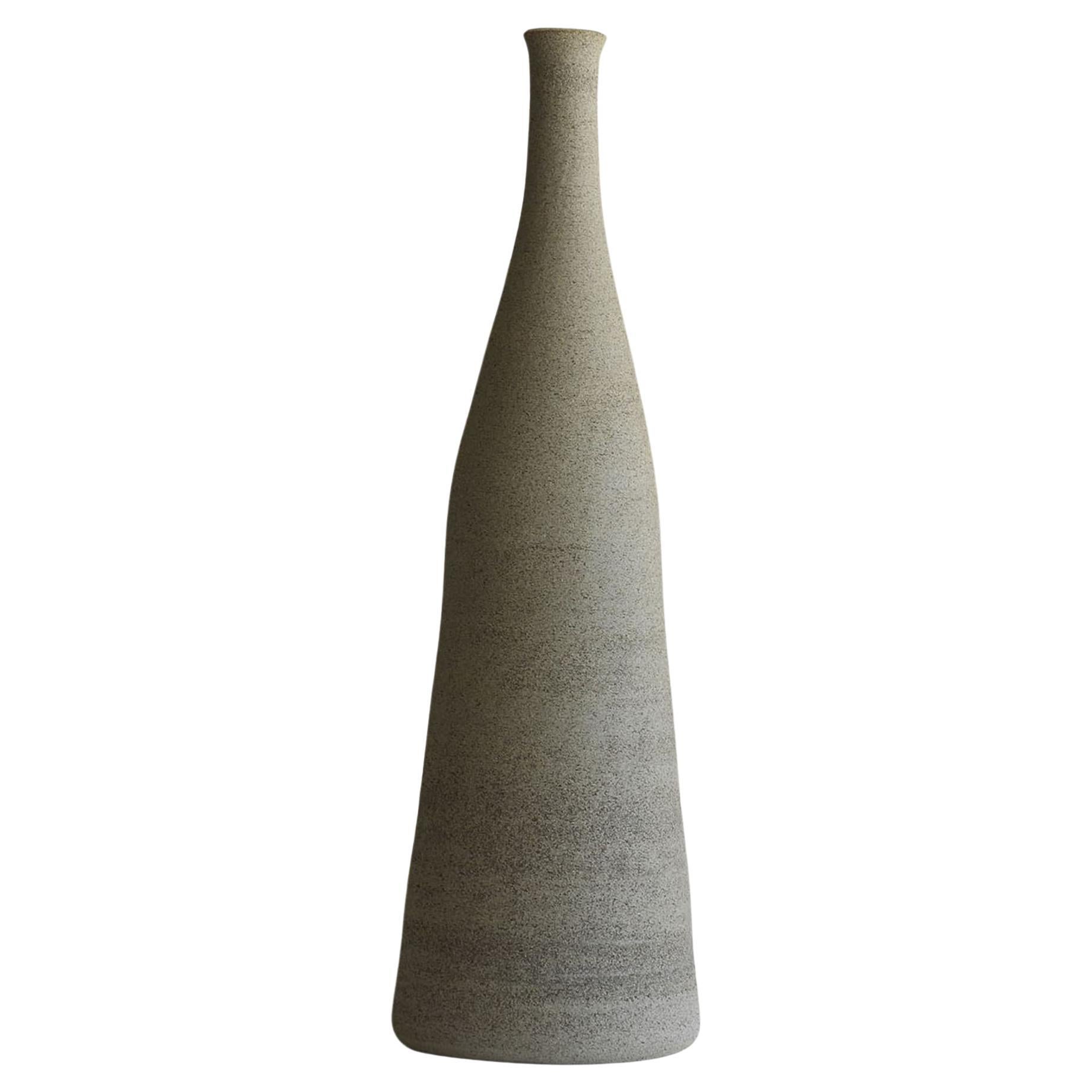 Konisch zulaufende dekorative Vase Sand im Angebot