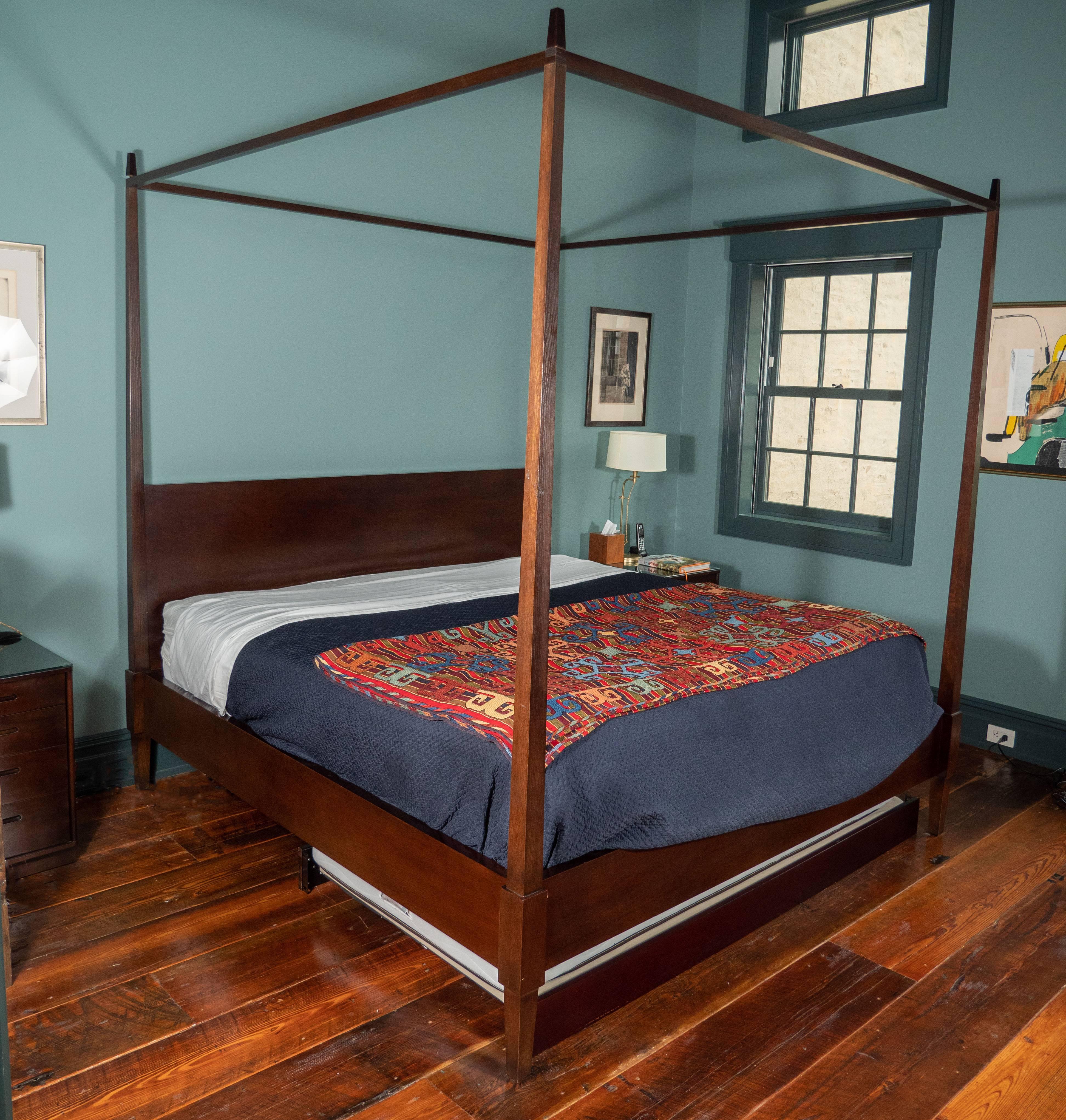 Tapered Wood Four Poster King-Size Bed In Excellent Condition In Southampton, NY