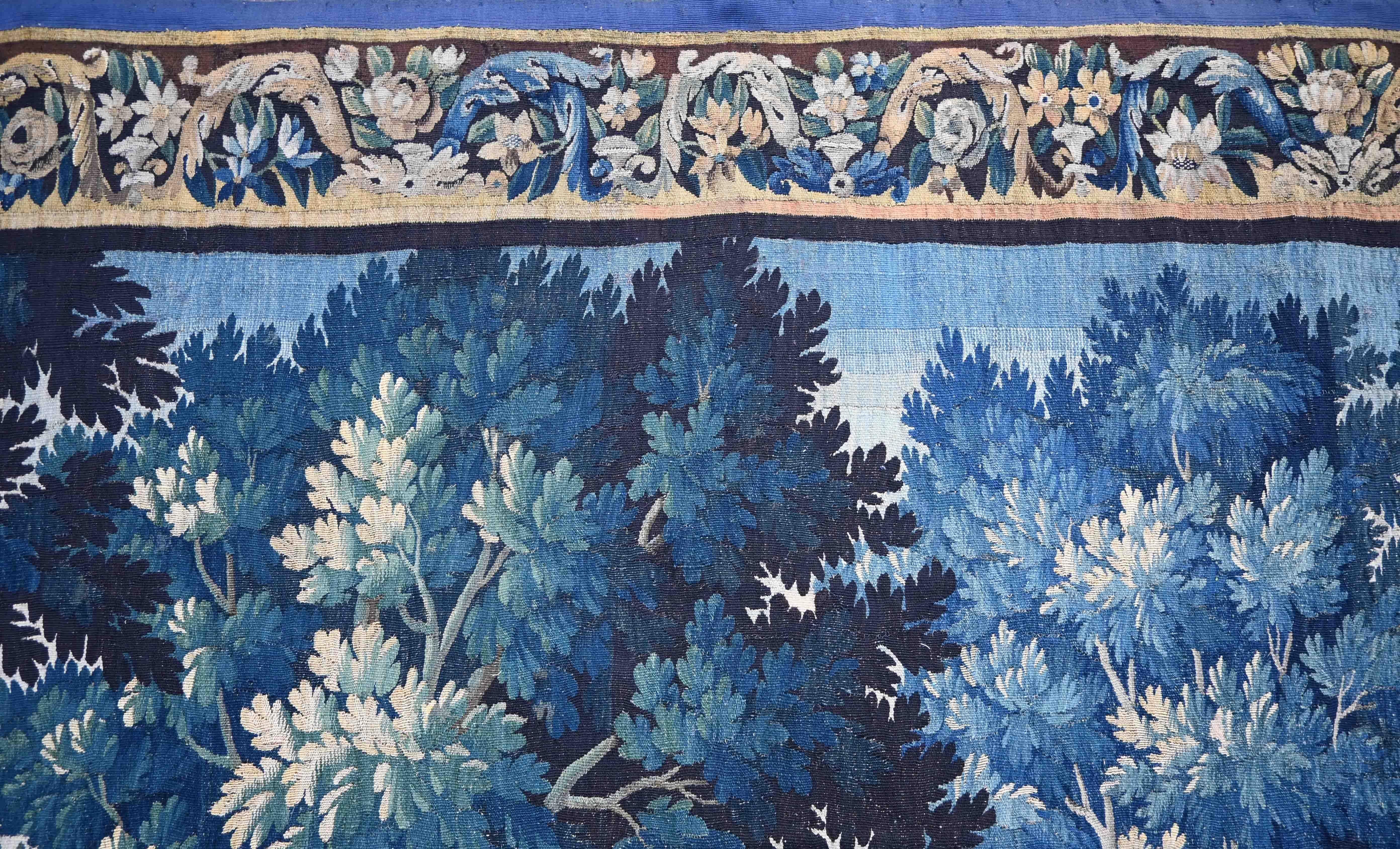 Très belle tapisserie d'Aubusson du 18ème siècle représentant des jeux d'enfants dansant dans le village, les couleurs sont très fraîches dans les bleus et les verts.

Grâce à notre atelier de restauration-conservation et aussi à notre