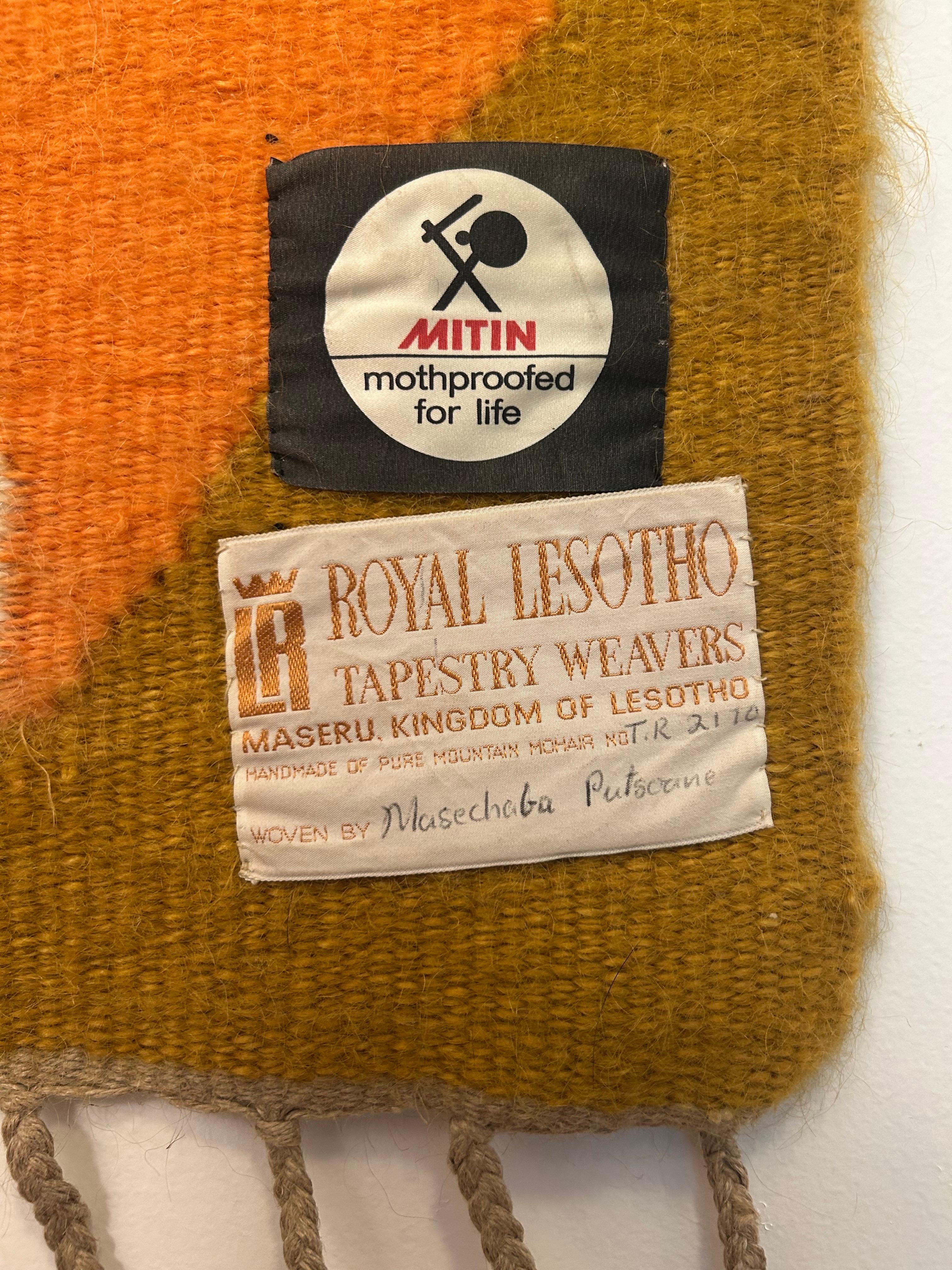 Handgefertigt.
Begrenzt.
Lustige Farben mit geometrischem Design.
Geflochtene Enden mit einem Bügelbruch. 
Schöner originaler Vintage-Zustand.
Eltern gut für Dekor und Collection'S. 