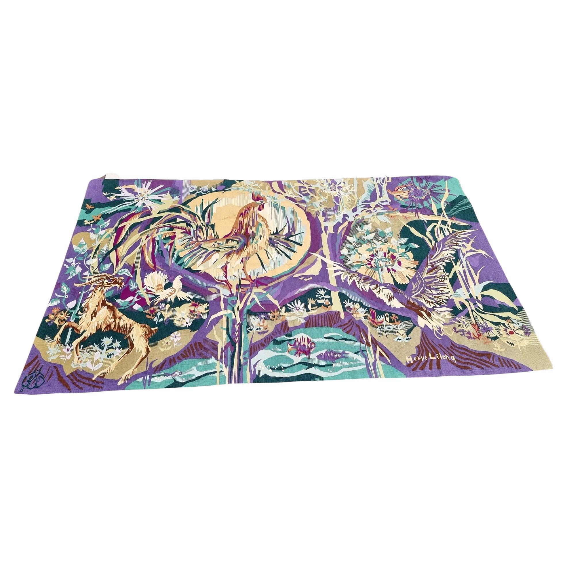 Schöner großer Aubusson-Wandteppich mit Blumen und Tieren, signiert von Herve Lelong.
Perfekter Zustand in Anbetracht des Alters des Objekts.

Künstler: Herve Lelong (geboren 1937)
Titel: Wandteppich, ca. 1960
Medium: Wandteppich aus gewebter Wolle