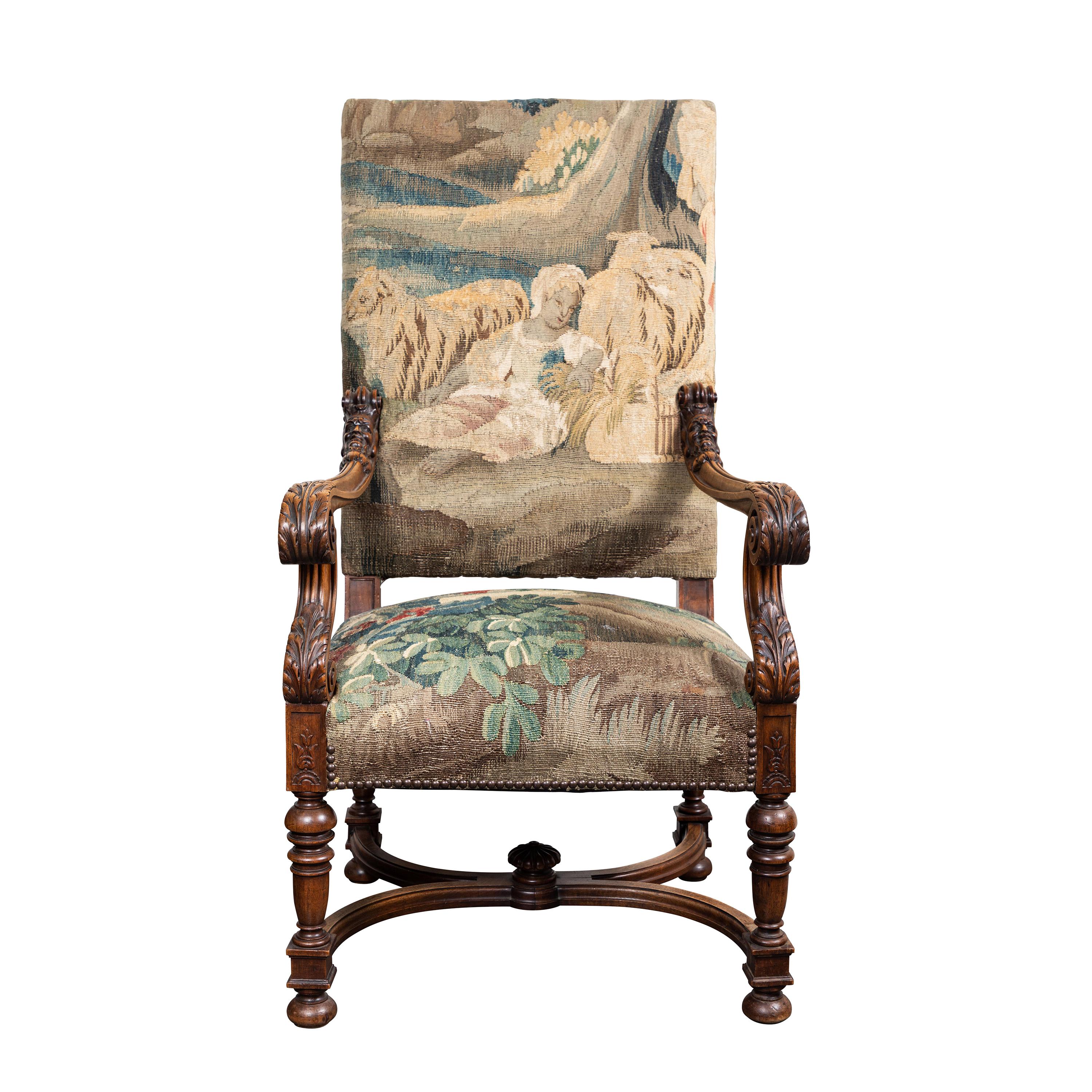 Fauteuil d'époque recouvert de tapisserie en vente