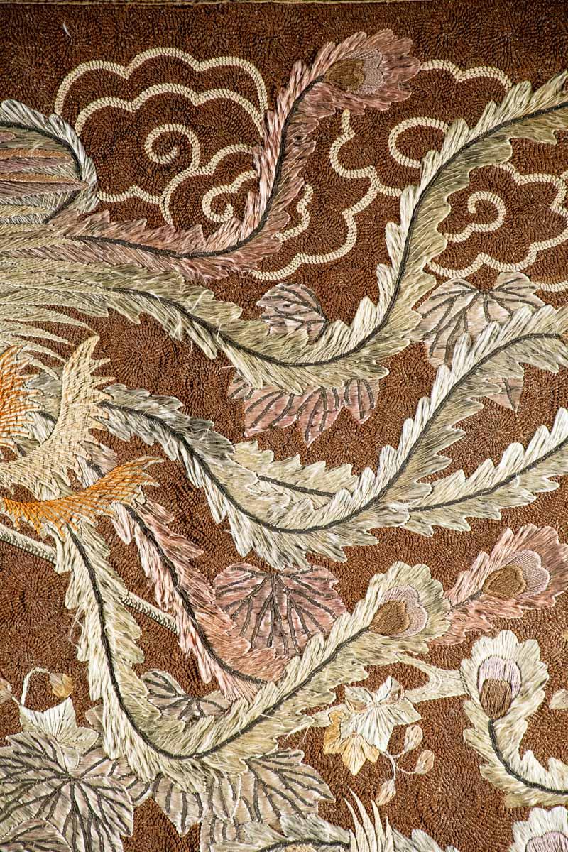 Tapestry embroidered with polychrome silk threads depicting two flying phoenixes In Good Condition In Milano, IT