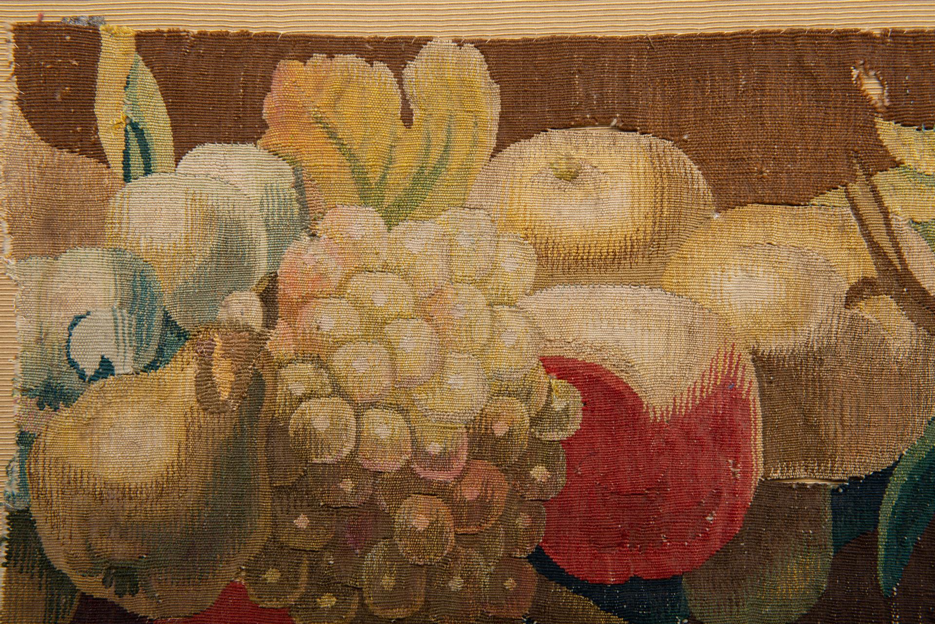 Wandteppichfragment mit Früchten auf Täfelung (Handgewebt) im Angebot