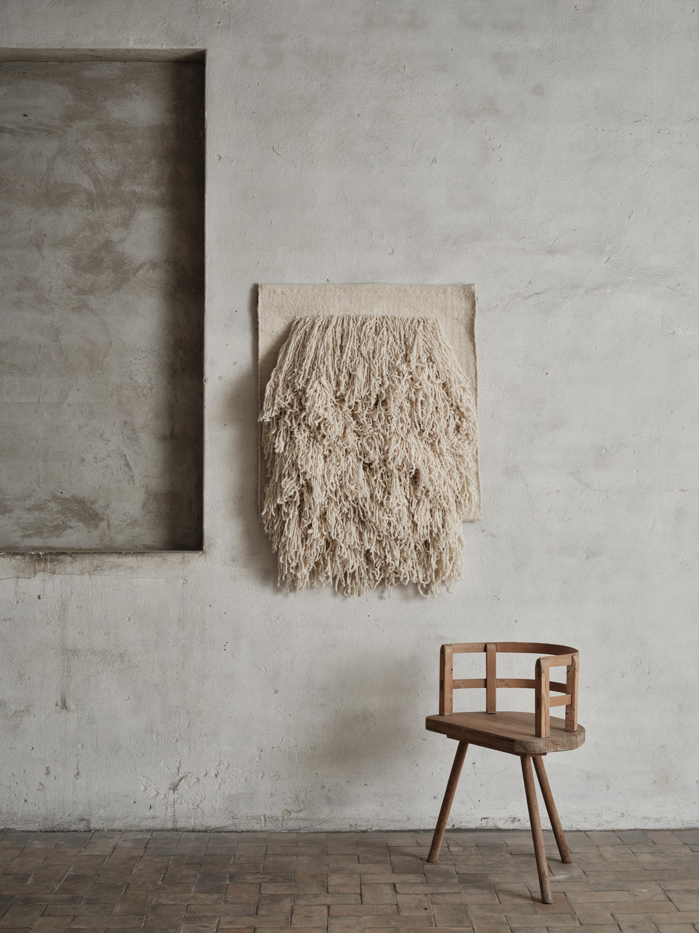 Tapestry no.04 by Cappelen Dimyr
Dimensions: D85 x H95 cm
Materials: 85% wool 15% cotton

Tapestry no.04 is an expressive wall piece, perfectly balancing soft and bold. Its long handspun yarn in natural white New Zealand wool lends the piece a