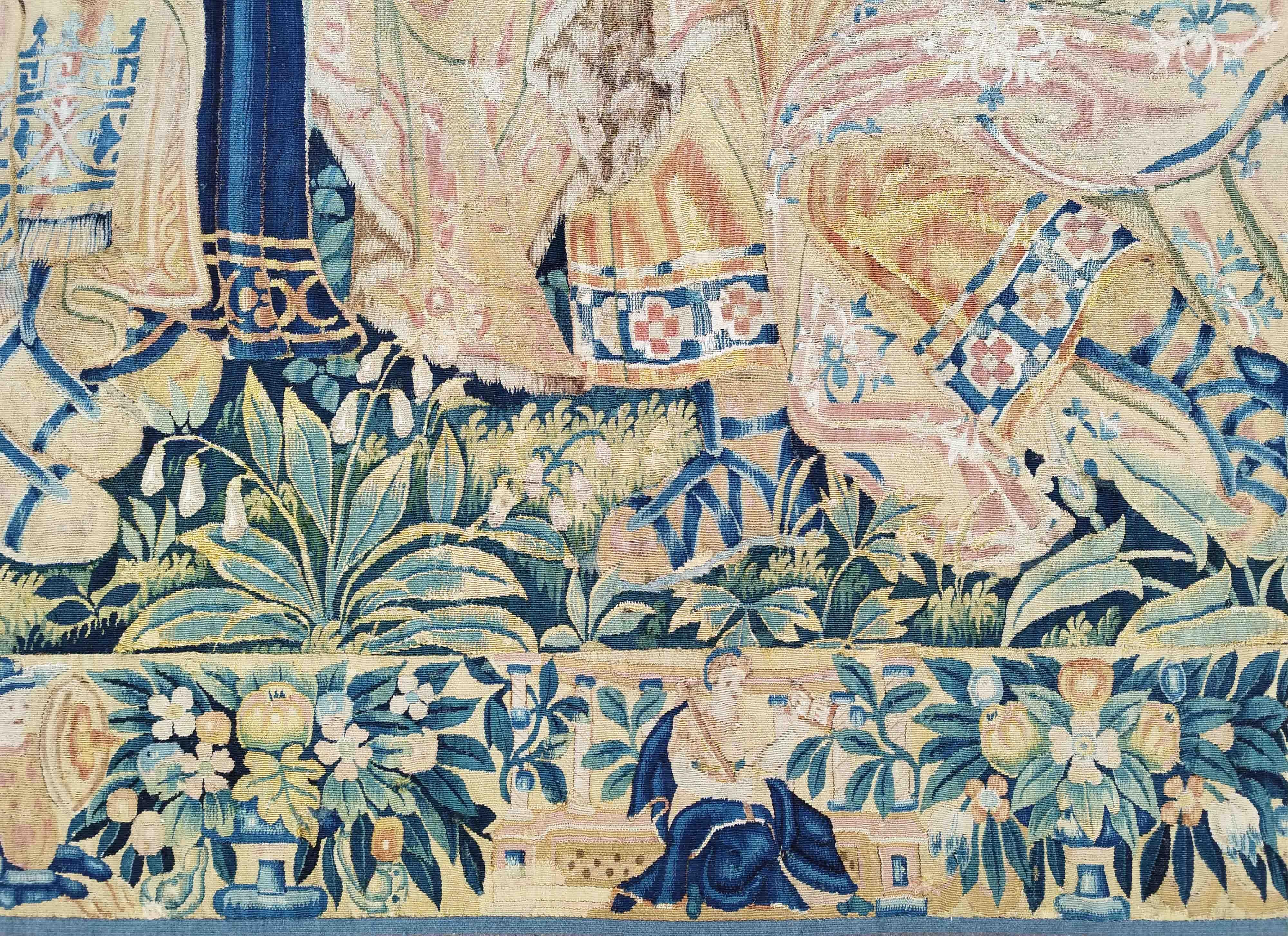 Wandteppich von Flandern 17. Jahrhundert (Angebot an den König) -N° 1232 (Spätes 17. Jahrhundert) im Angebot