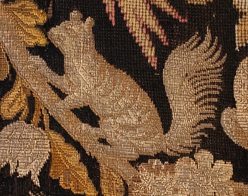 Wandteppich, Pfau, Girafe, Löwe, Hirsch, exotische Vögel, geblümte Volkskunst (Spätes 19. Jahrhundert) im Angebot