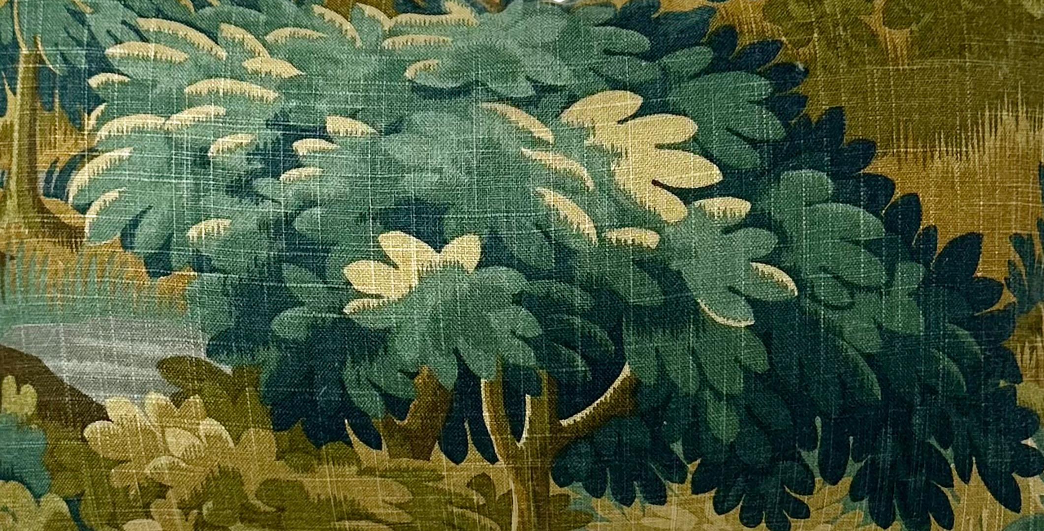 Tissu Vintage Old World Weavers conçu pour ressembler à une tapisserie du 17ème siècle. Oreiller avec un dos en coton et un garnissage en duvet. Continental, vers les années 1970.