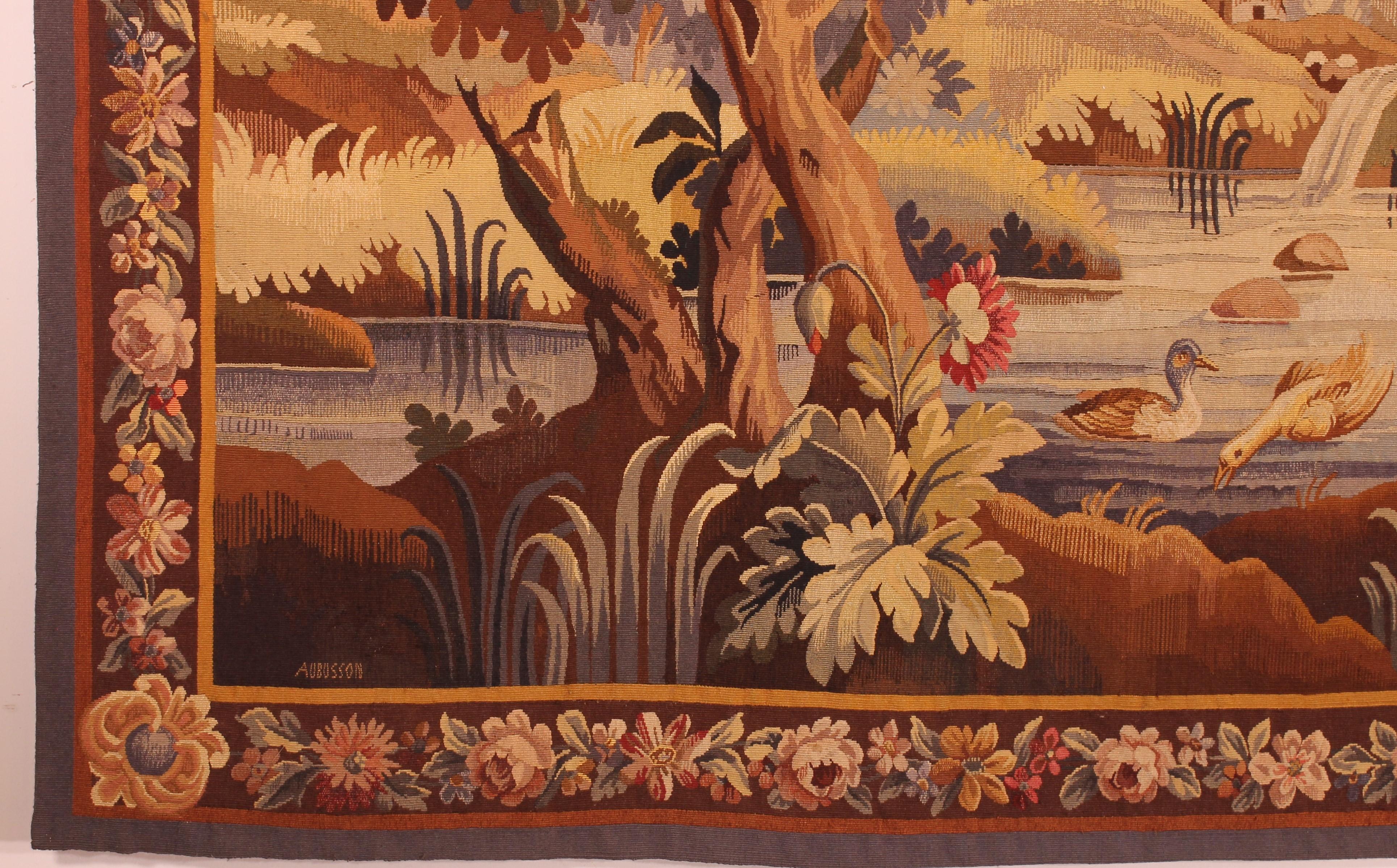 Très belle tapisserie signée Aubusson du 19ème siècle
Très belle verdure composée de nombreux arbres, d'animaux et d'une maison en arrière-plan
Belle perspective et dimensions très faciles à placer

La tapisserie est en très bon état et a conservé