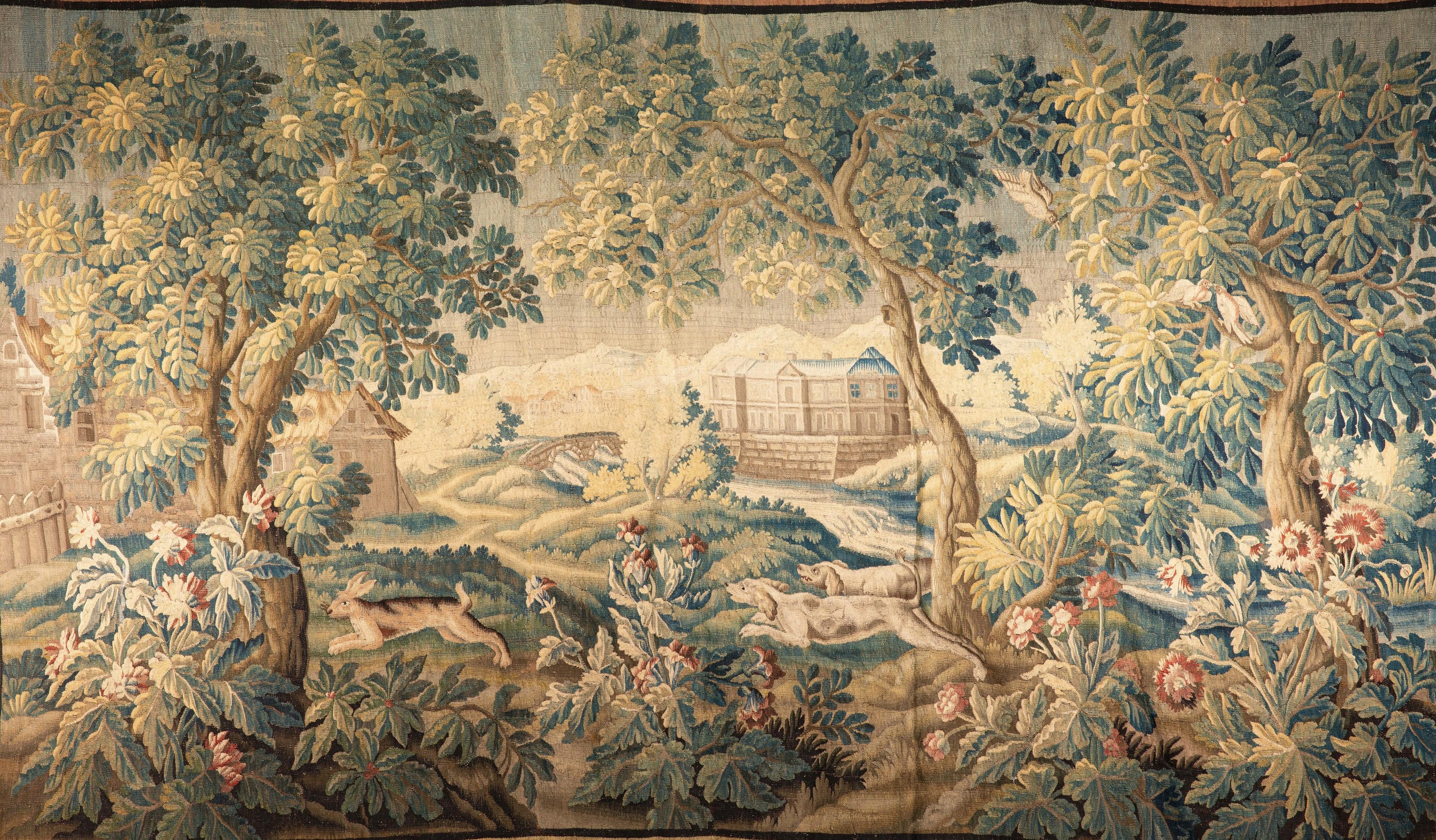 Wandteppich. Wolle, Seide. Vermutlich Aubusson, Frankreich, 18. Jahrhundert. 
Sie wurde restauriert. Keine Signatur oder auffällige Spuren. 
Ein antiker Wandteppich mit einem Rahmen in Ocker-, Rot- und anderen Farbtönen, der pflanzliche und