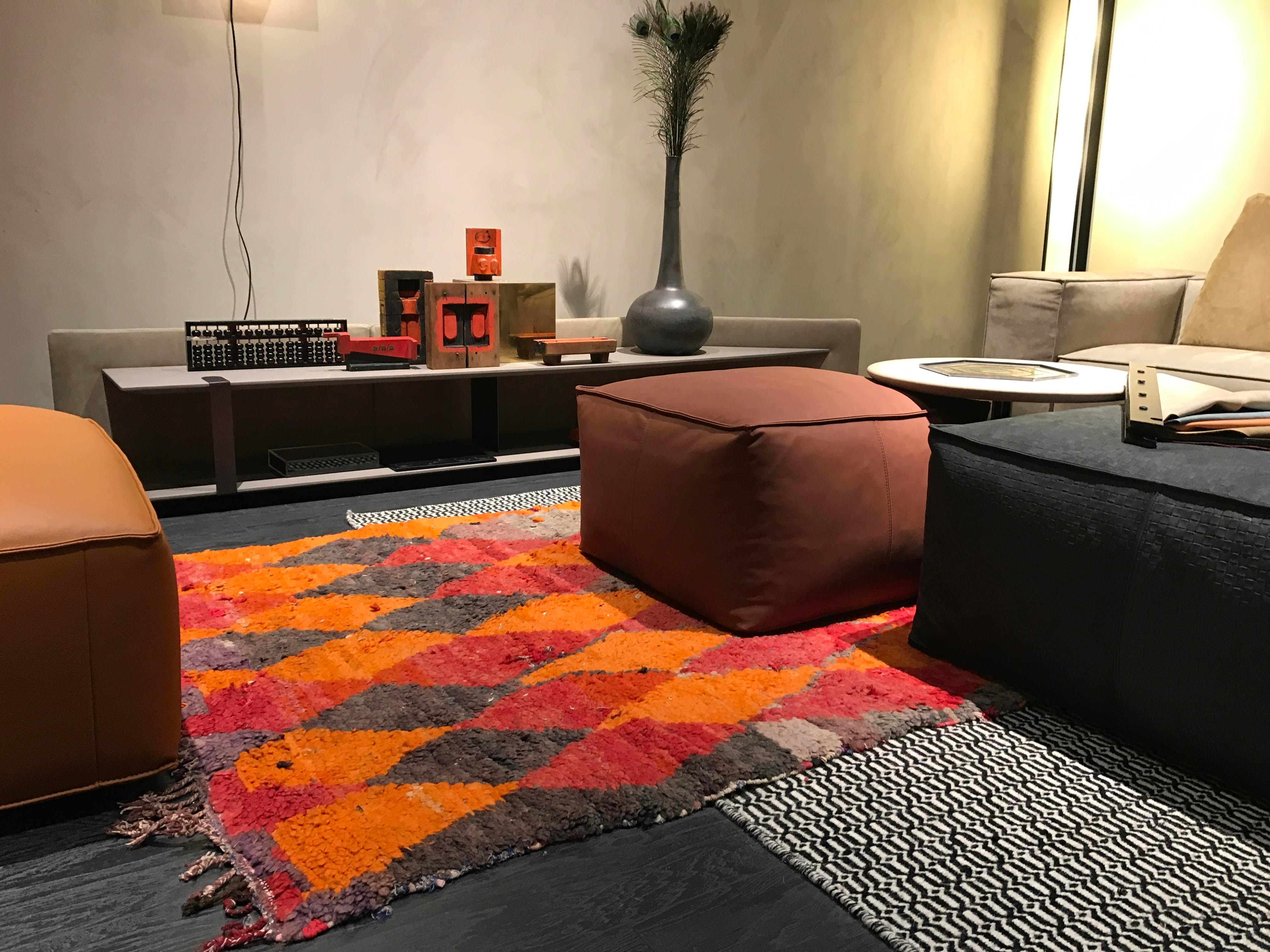 TAPPETO Talsent di Qualità Berbera, colorato, fatto a mano, in lana, in stock, misure 330X200 cm
Questo tappeto si abbina a meraviglia con l’arredamento occidentale; sia a casa che in ufficio. I Talsent sono fra i tappeti più rari delle tribù’