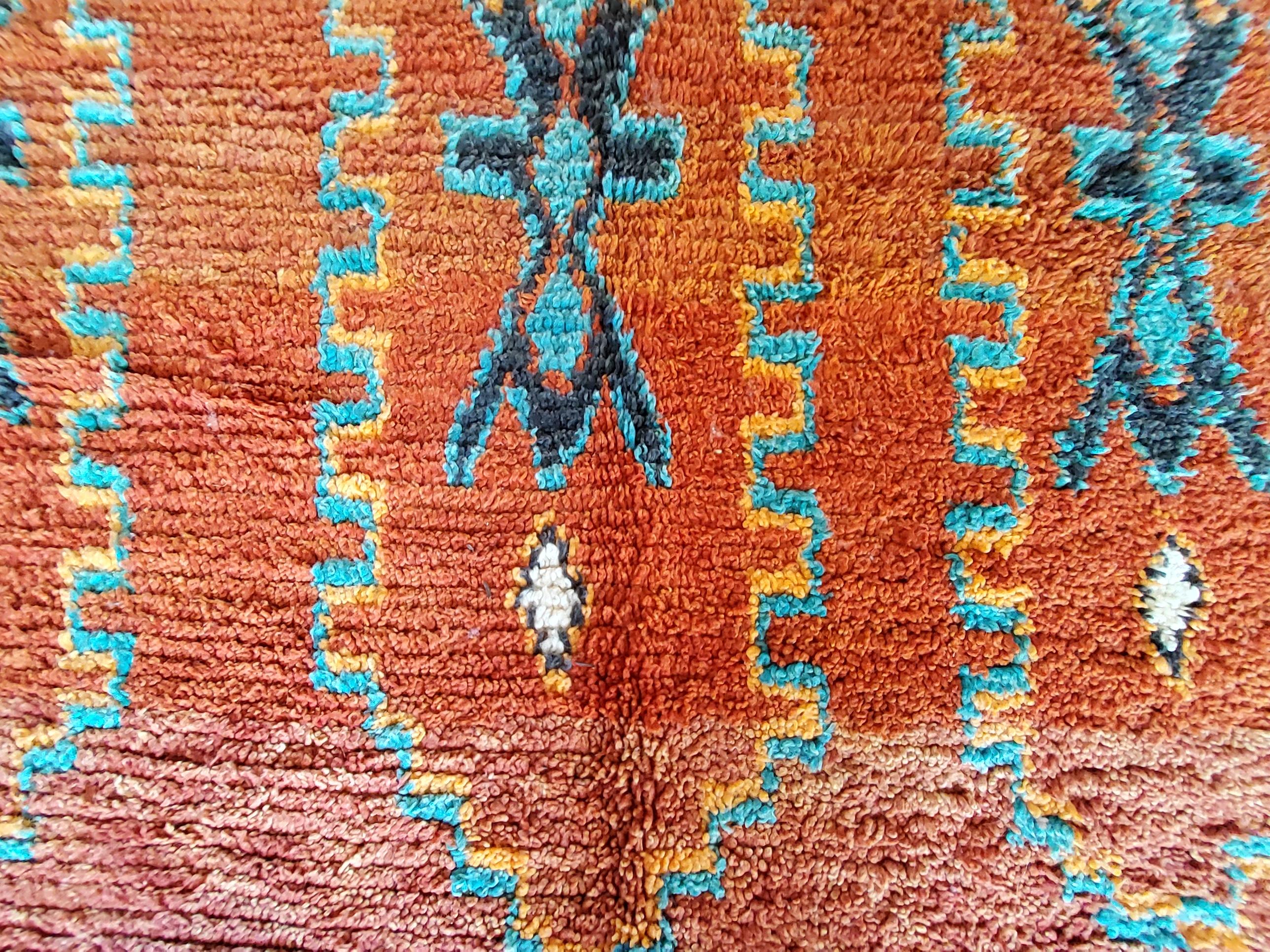 Tapetto Talsent Berbero Marocco Vintage manufatto in lana Multicolore naturale In condizioni buone in vendita a Loria, IT