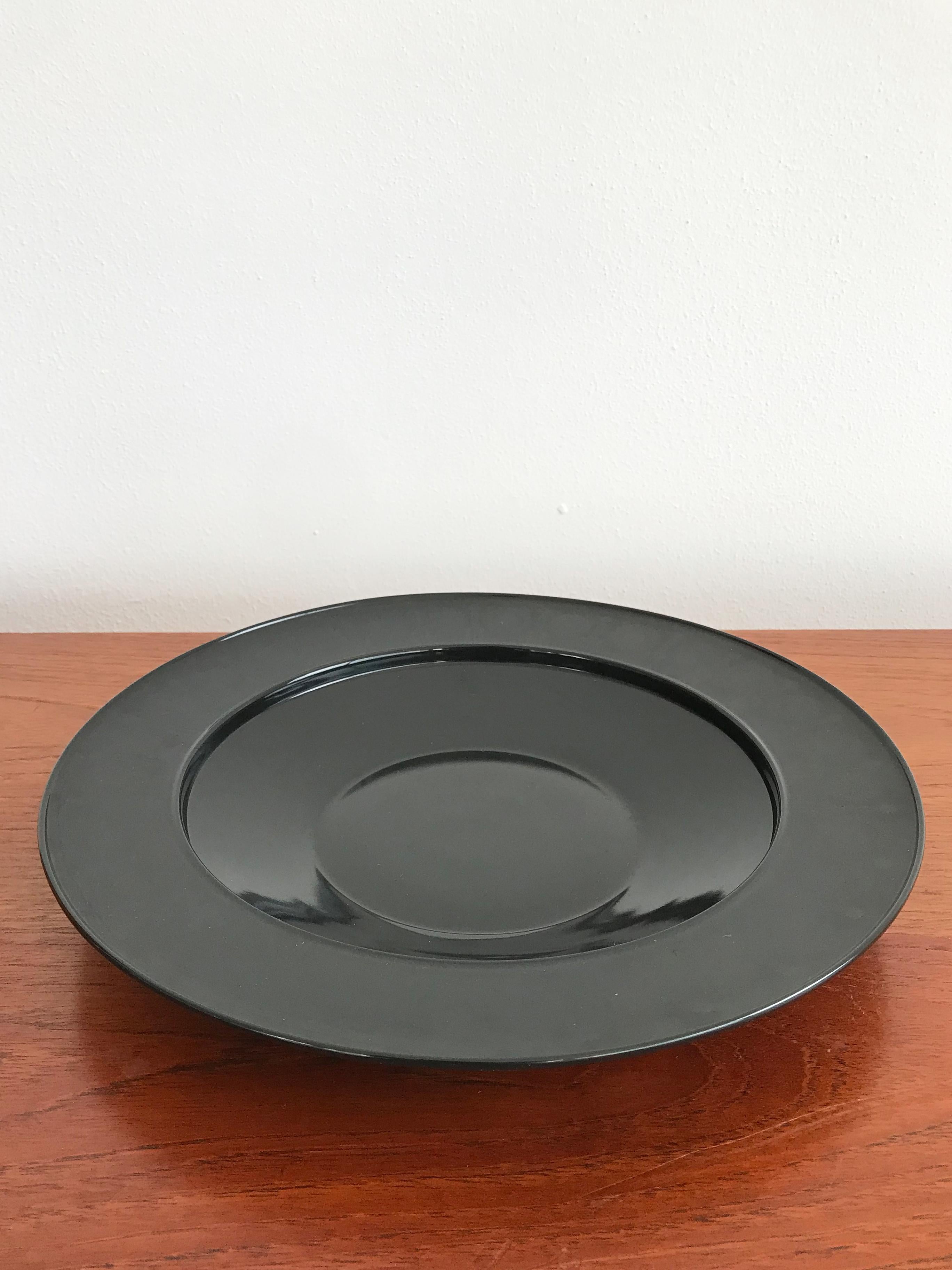 Centerpiece, fruit bowl, plate in black porcelain, vintage modernism,
designed by Tapio Wirkkala for Rosenthal Studio Linie “Porcelaine Noire” serie with tone-on-tone decoration on the rim,
Germany 1970s
Signed under the base “Rosenthal