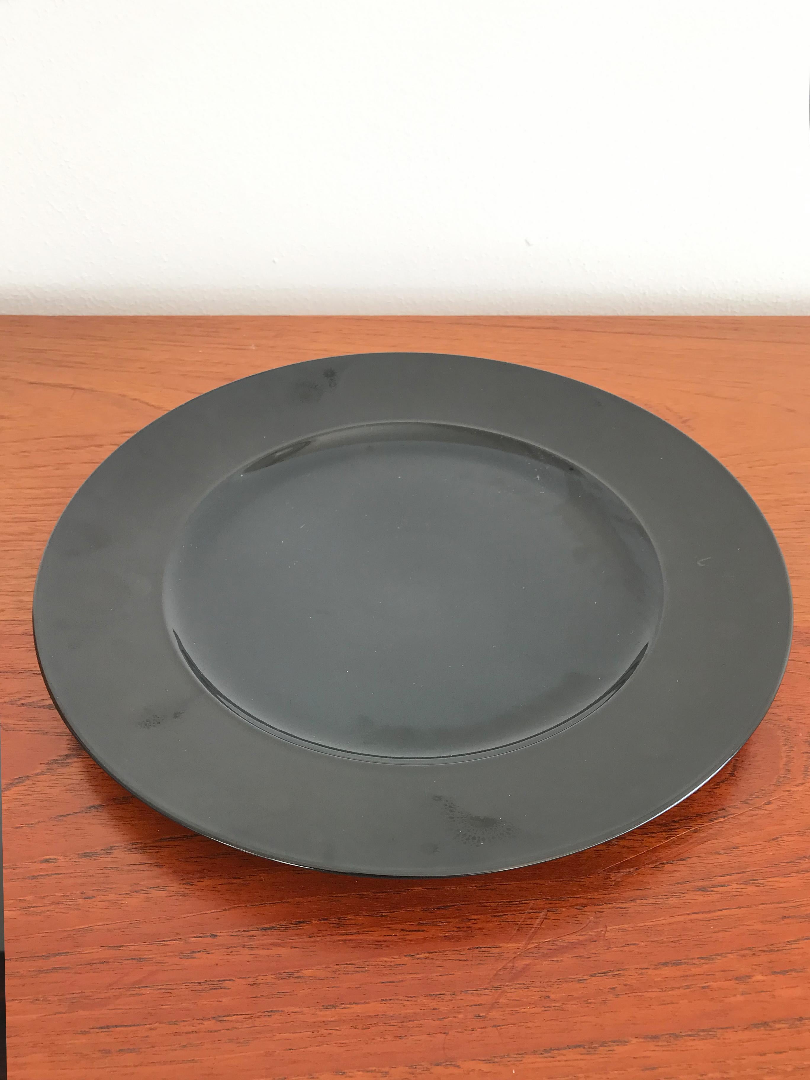 Vintage dish plate in black porcelain designed by Tapio Wirkkala for Rosenthal Studio Linie “Porcelaine Noire” serie with shiny and matte tone-on-tone decoration on the edge, Germany 1970s
Signed under the base “Rosenthal Studio Linie Porcelaine