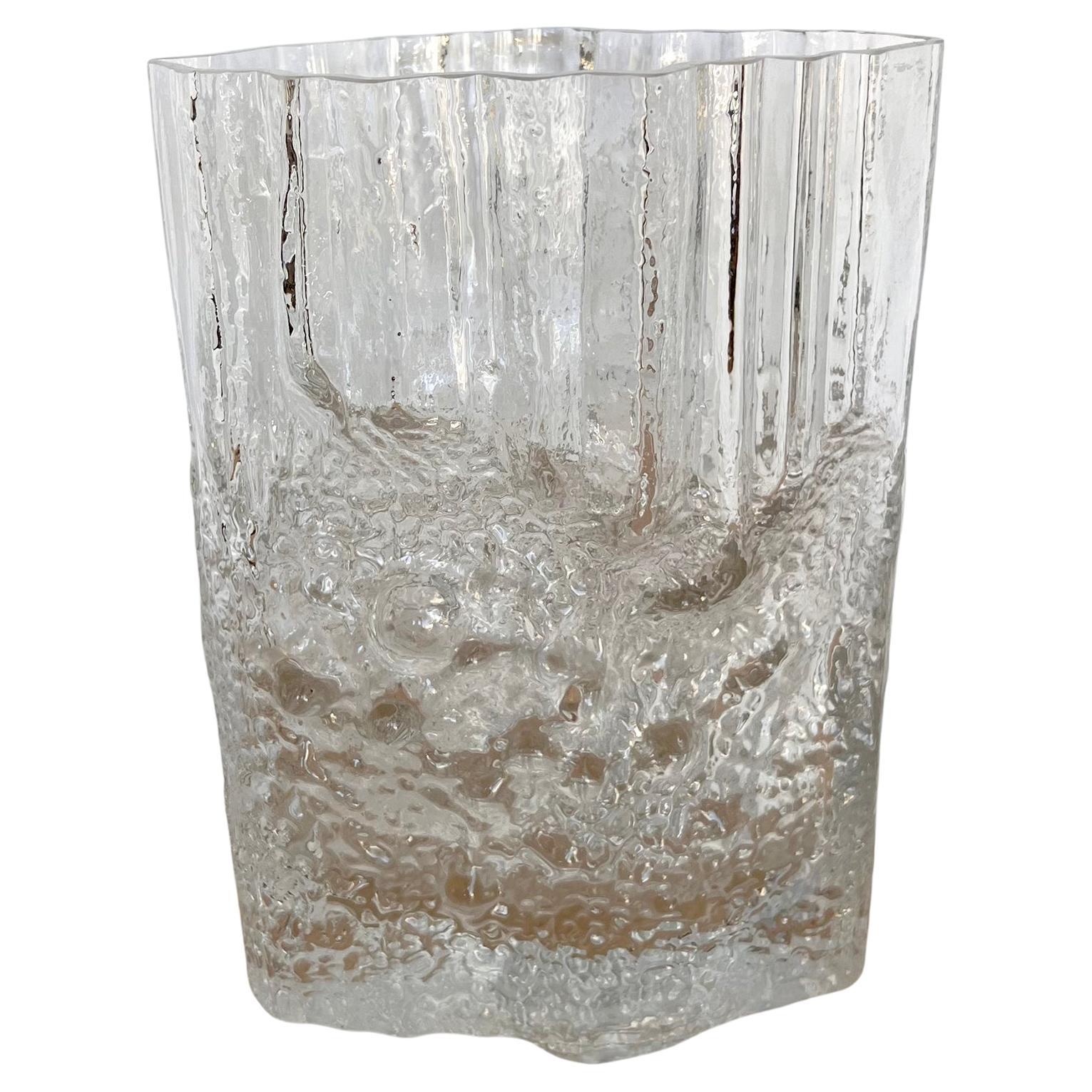 Vaso in cristallo d'epoca intitolato Pinus o Pine creato da Tapio Wirkalla per Iitalla intorno al 1970.   Si ispira alle forme organiche naturali del legno e del ghiaccio.  In ottime condizioni vintage, presenta segni di usura sul fondo commisurati
