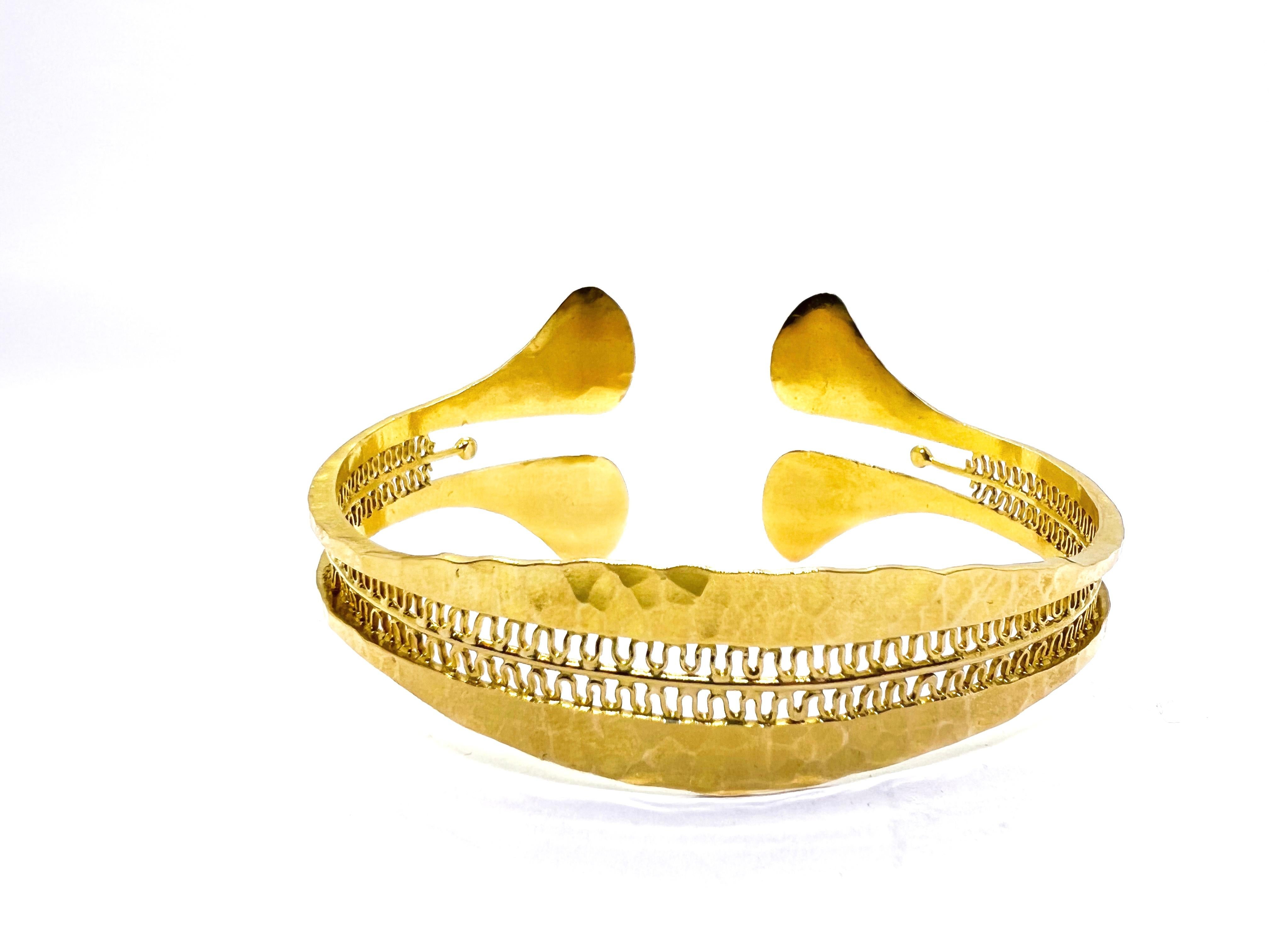 Tapio Wirkkala 18 Karat Gold Bracelet Very Rare.

Only a few of these were made in the 1960s.

The rare Viikinki Bracelet belongs to a small collection of made-to-order jewelry that was not originally intended for sale. Wirkkala designed jewelry to