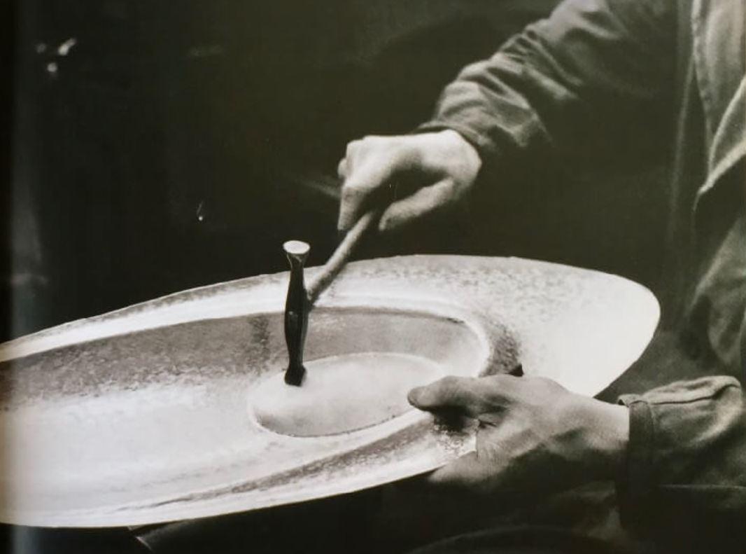 Modern sculptural tray designed by Tapio Wirkkala (1915-1985).

Fabulous and very rare modernist tray dish, designed by the silversmith artist Tapio Wirkkala, back in the 1955. The sculptural tray has been crafted by Kultakeskus Oy in the city of