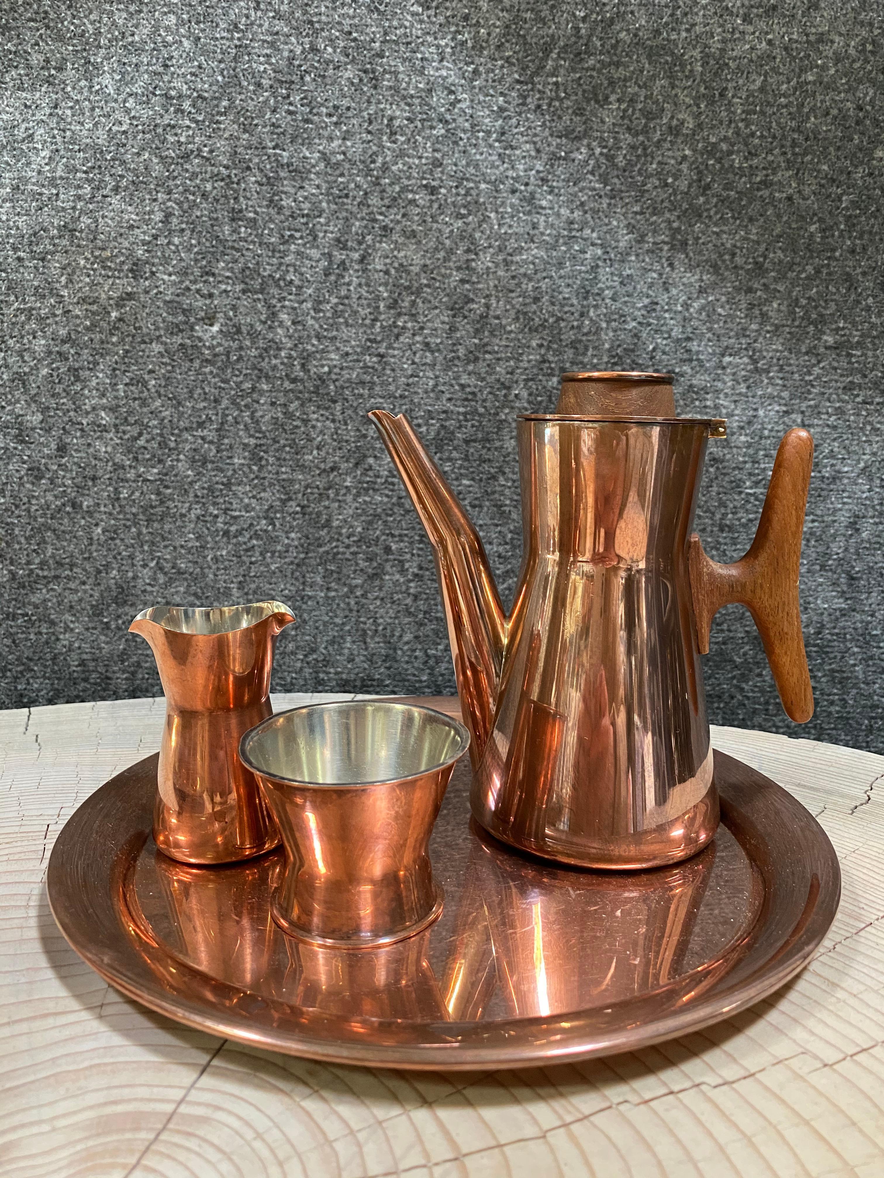 Tapio Wirkkala 2 Coffee sets Copper and Silver
Including total 8 pieces.
Hopeakeskus Oy Hämeenlinna Finland.
Rare.
TAPIO WIRKKALA, COFFEE FURNITURE, 8 parts, copper and teak, TW 163/164, Kultakeskus, 1960s-70s. Formulated in 1961.

Copper,