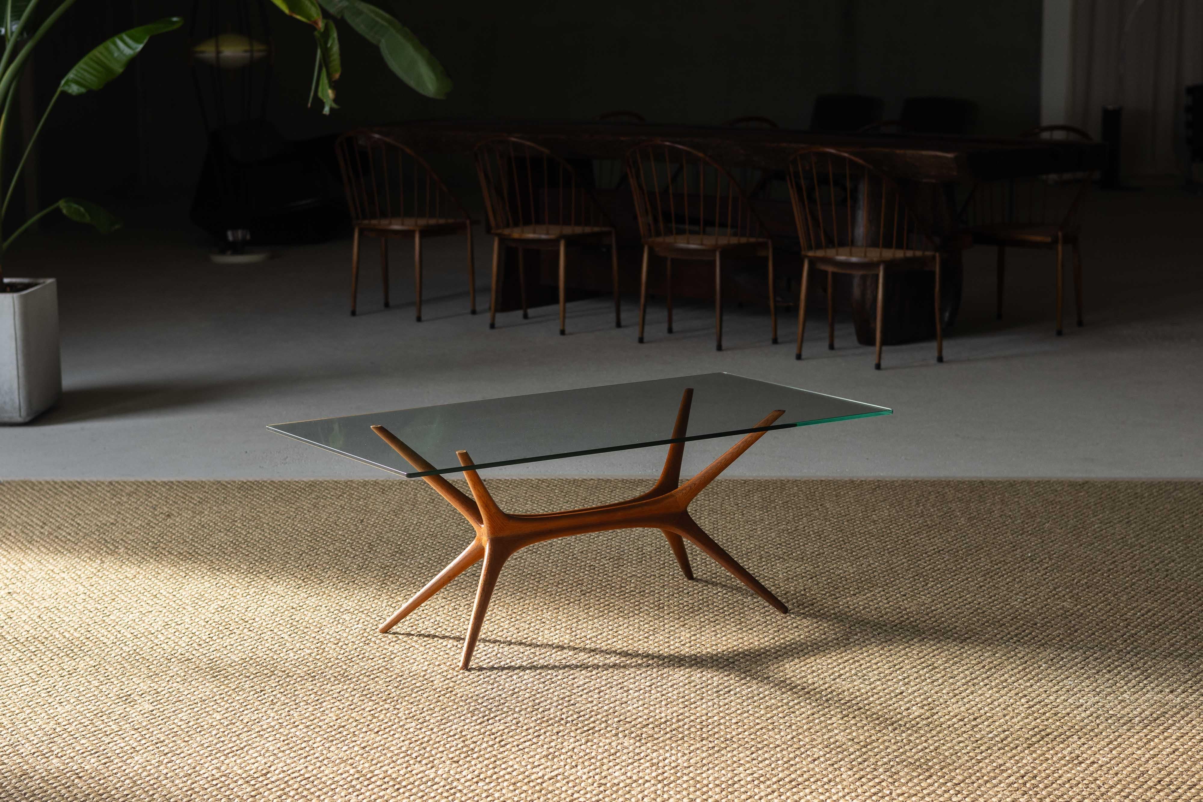 La table basse modèle 9020, conçue par Tapio Wirkkala et fabriquée par Asko en Finlande en 1958, est une pièce exemplaire du design moderne scandinave. Réputée pour sa simplicité, sa fonctionnalité et sa beauté naturelle, cette table incarne