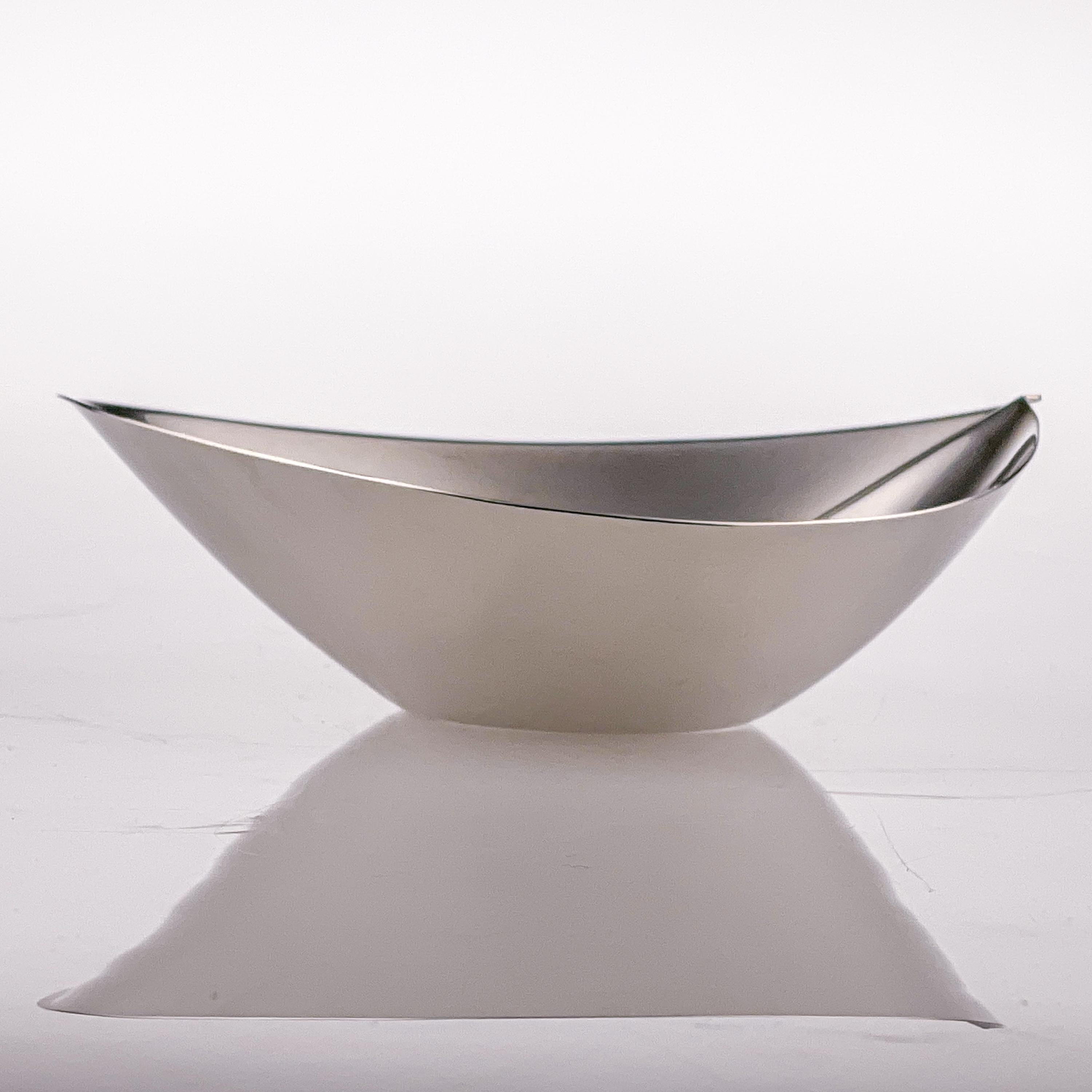 Tapio Wirkkala - A silver bowl, Model TW 118 - Kultakeskus, Finland 1965

Artist
Tapio Wirkkala (1915 Hanko, Finland - 1985 Helsinki, Finland) A giant of Finnish design, Wirkkala was an artist of great diversity for whom no material was alien and