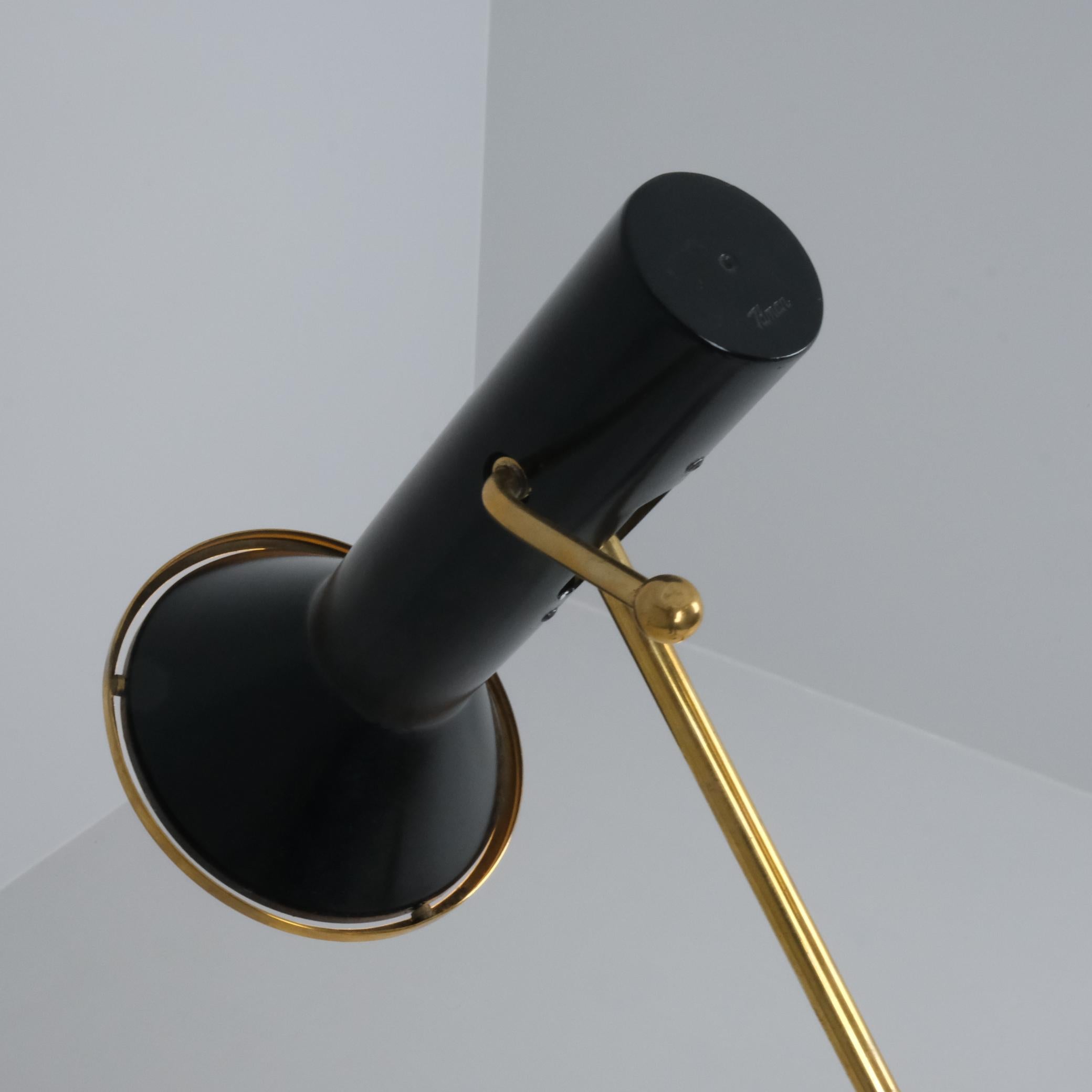 Milieu du XXe siècle Tapio Wirkkala Lampadaire ajustable K10-47, noir, laiton et teck, Idman 1950s en vente