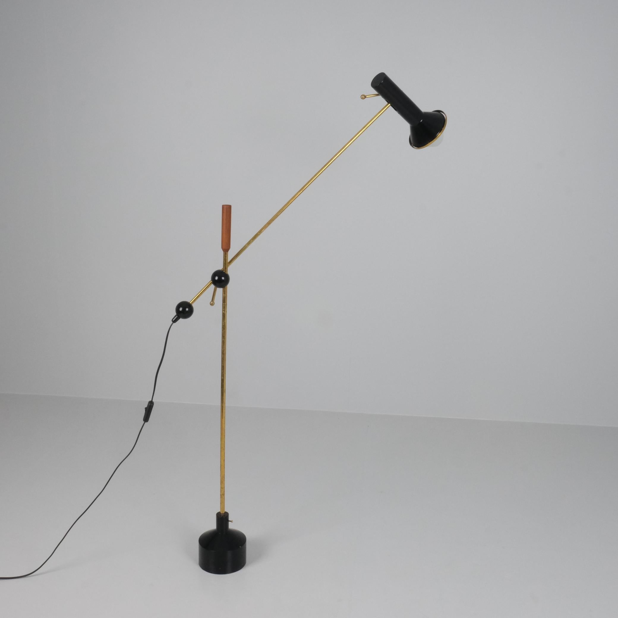 Tapio Wirkkala Lampadaire ajustable K10-47, noir, laiton et teck, Idman 1950s en vente 1