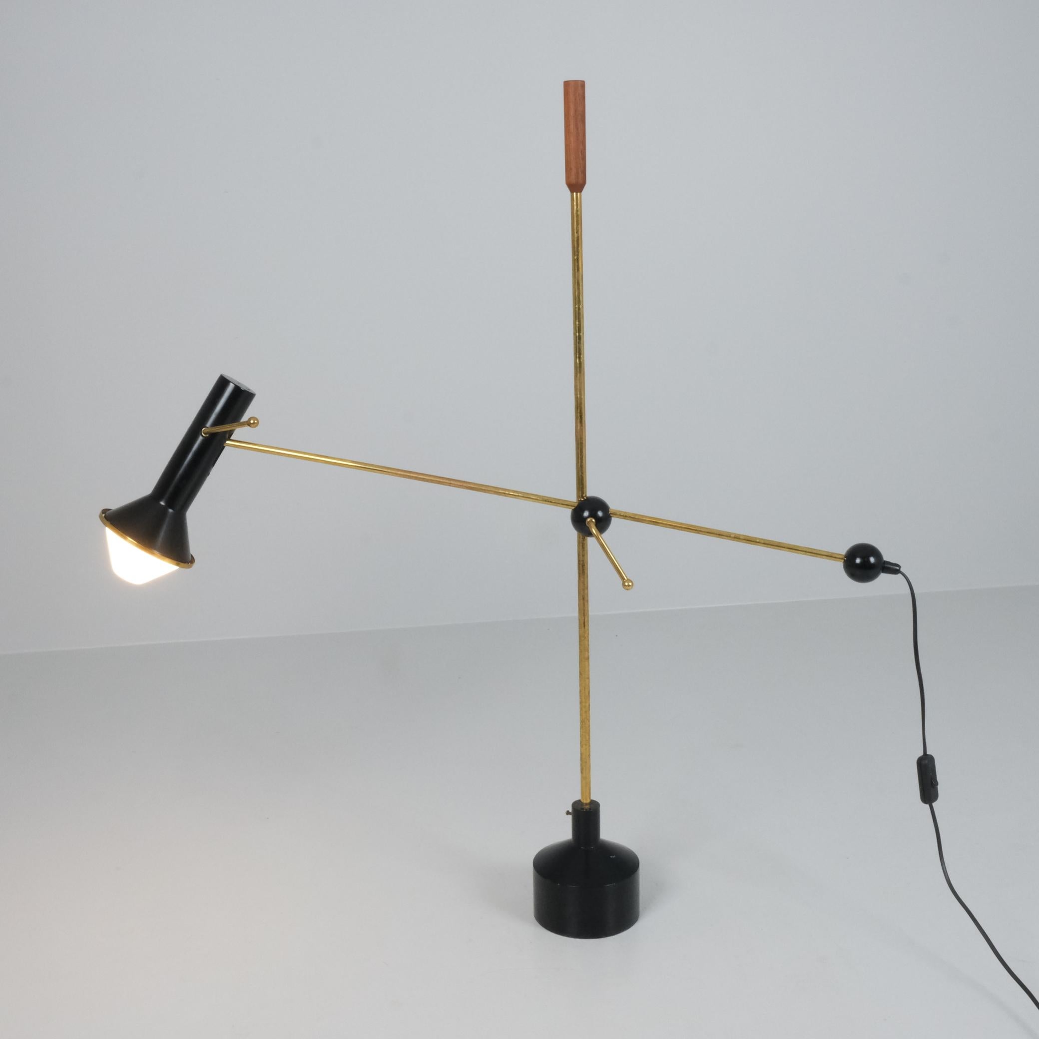 Tapio Wirkkala Lampadaire ajustable K10-47, noir, laiton et teck, Idman 1950s en vente 2