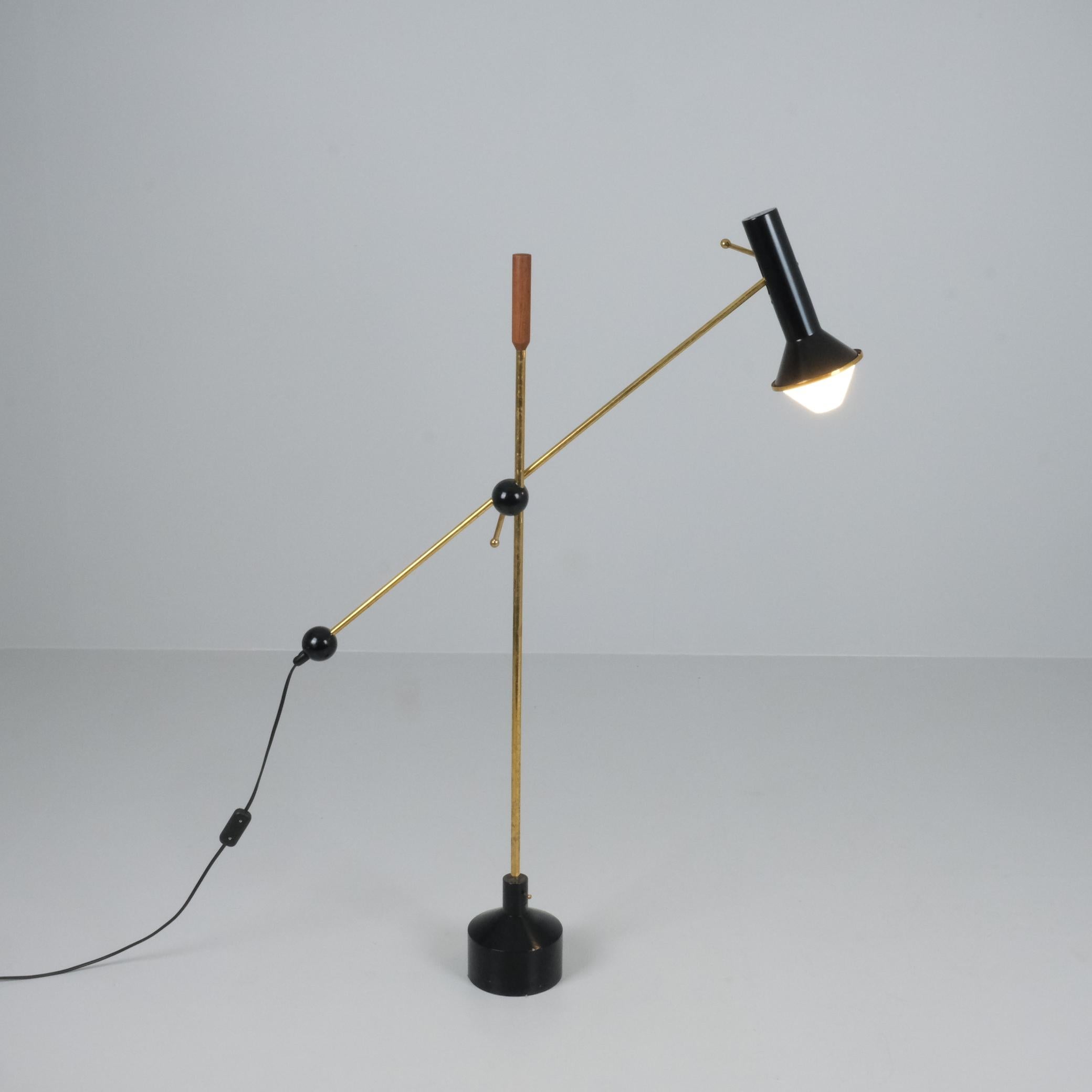 L'une des pierres angulaires des différents travaux de Tapio Wirkkala. Cette pièce sentimentale est l'une des lampes réglables originales avec des ampoules opales angulaires qui ont lancé une série de lampes avec différents designs, qui ont été