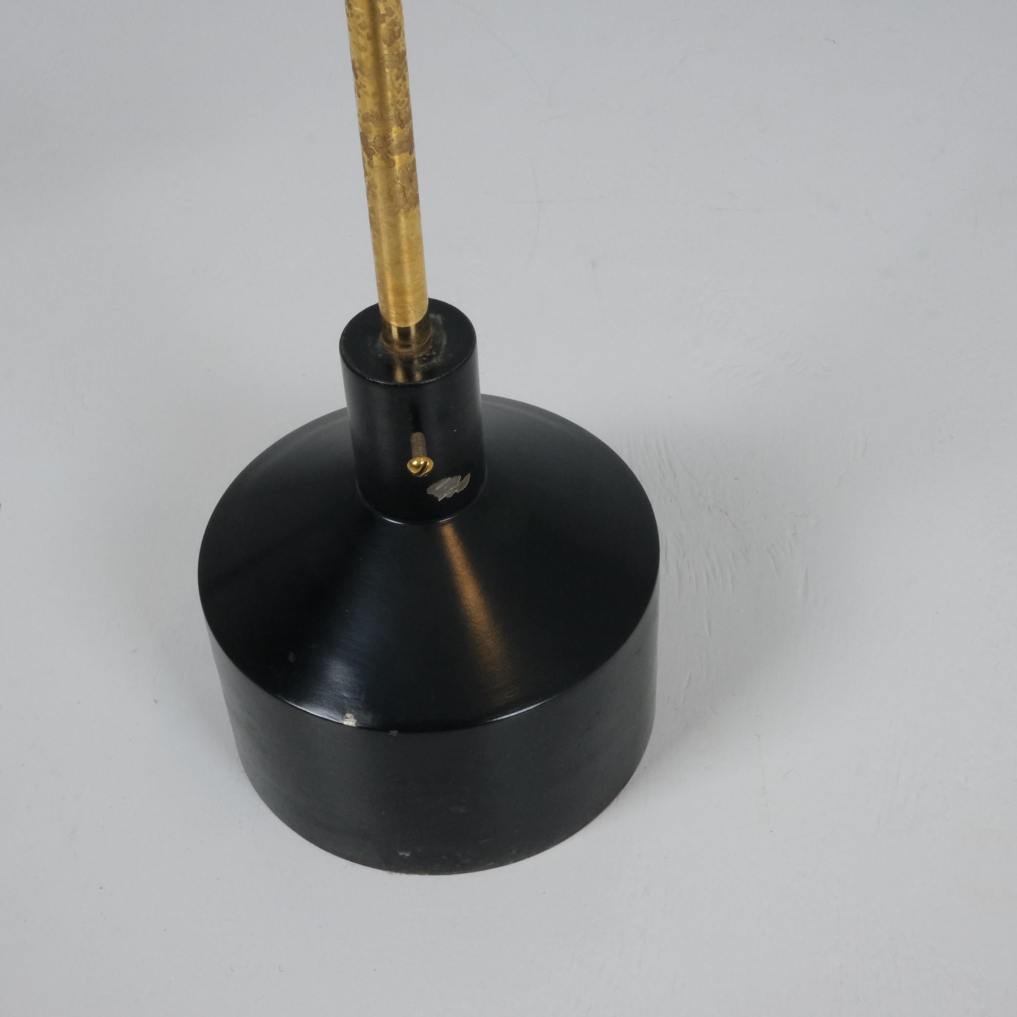 Scandinave moderne Tapio Wirkkala Lampadaire ajustable K10-47, noir, laiton et teck, Idman 1950s en vente