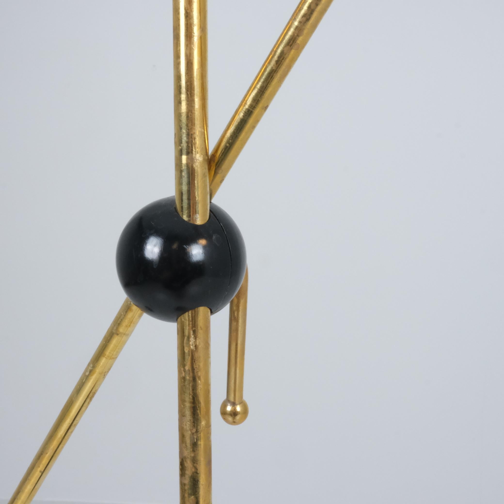 Finlandais Tapio Wirkkala Lampadaire ajustable K10-47, noir, laiton et teck, Idman 1950s en vente