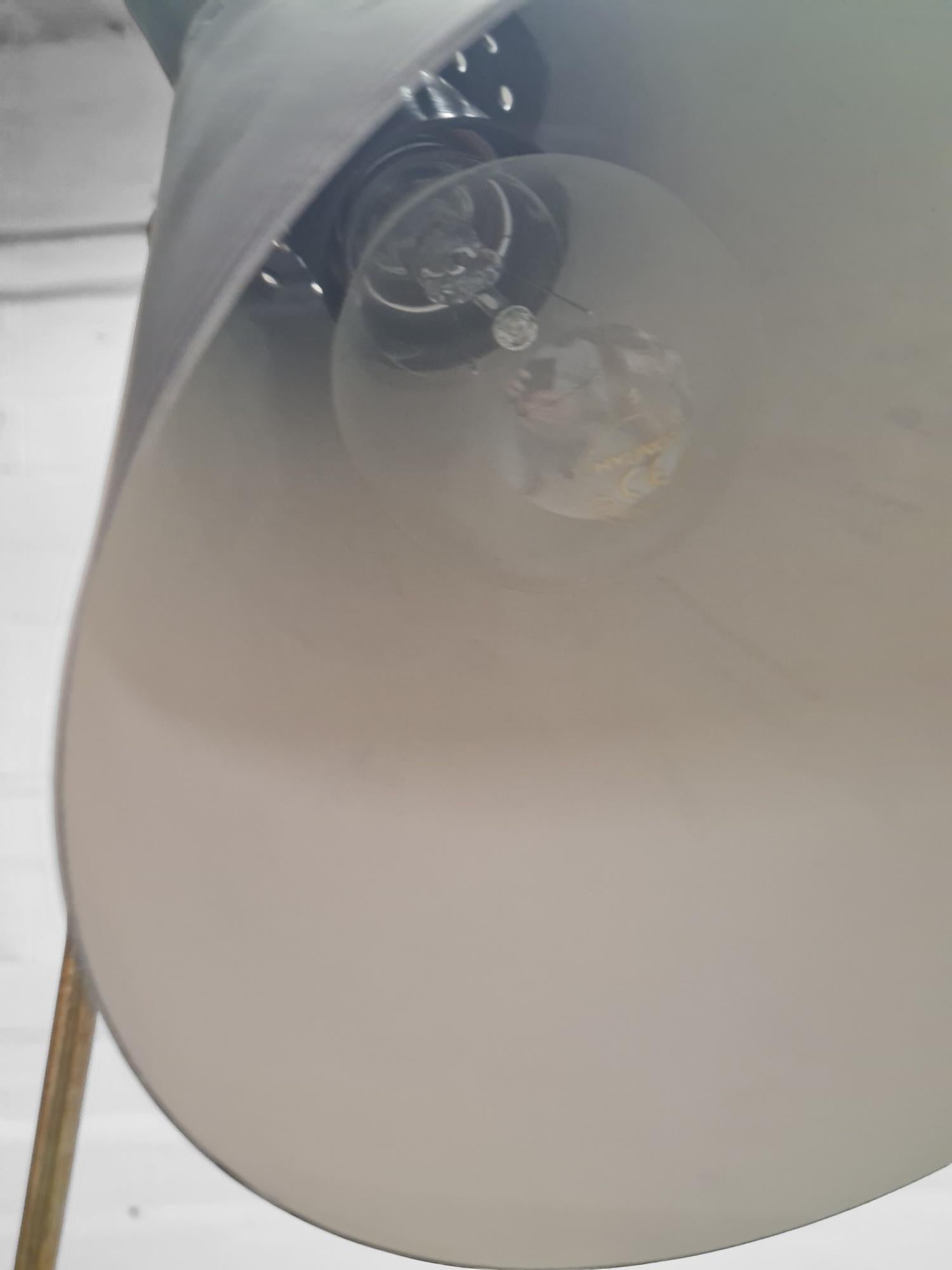 Tapio Wirkkala Verstellbare Stehlampe Modell K10-11 von Idman im Zustand „Gut“ im Angebot in Helsinki, FI