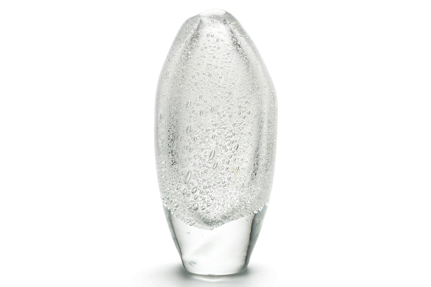 Manufactured between 1947 and 1949.
One of Tapio Wirkkala's earliest designs for IITTALA. This crystal-glass piece was made using the free-blown technique, which creates bubbles inside the glass. Twisting the glass during the moulding process adds