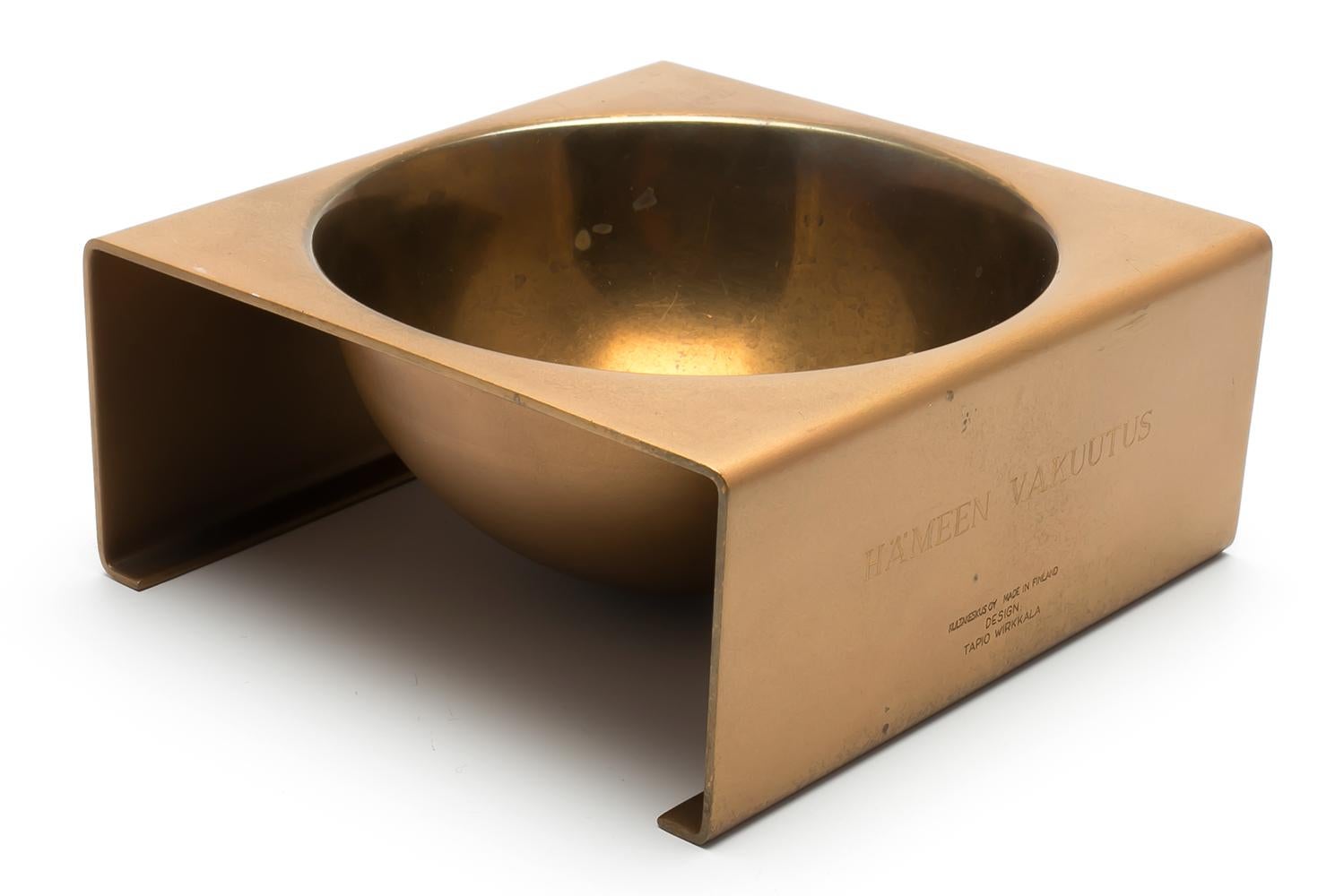 Tapio Wirkkala is one of the pioneers of modern design in Finnish metals as well as glass design.

Together with Bertel gardberg, he laid the foundations of modern design in an industry that was dominated by old-fashioned, classicist, decorative