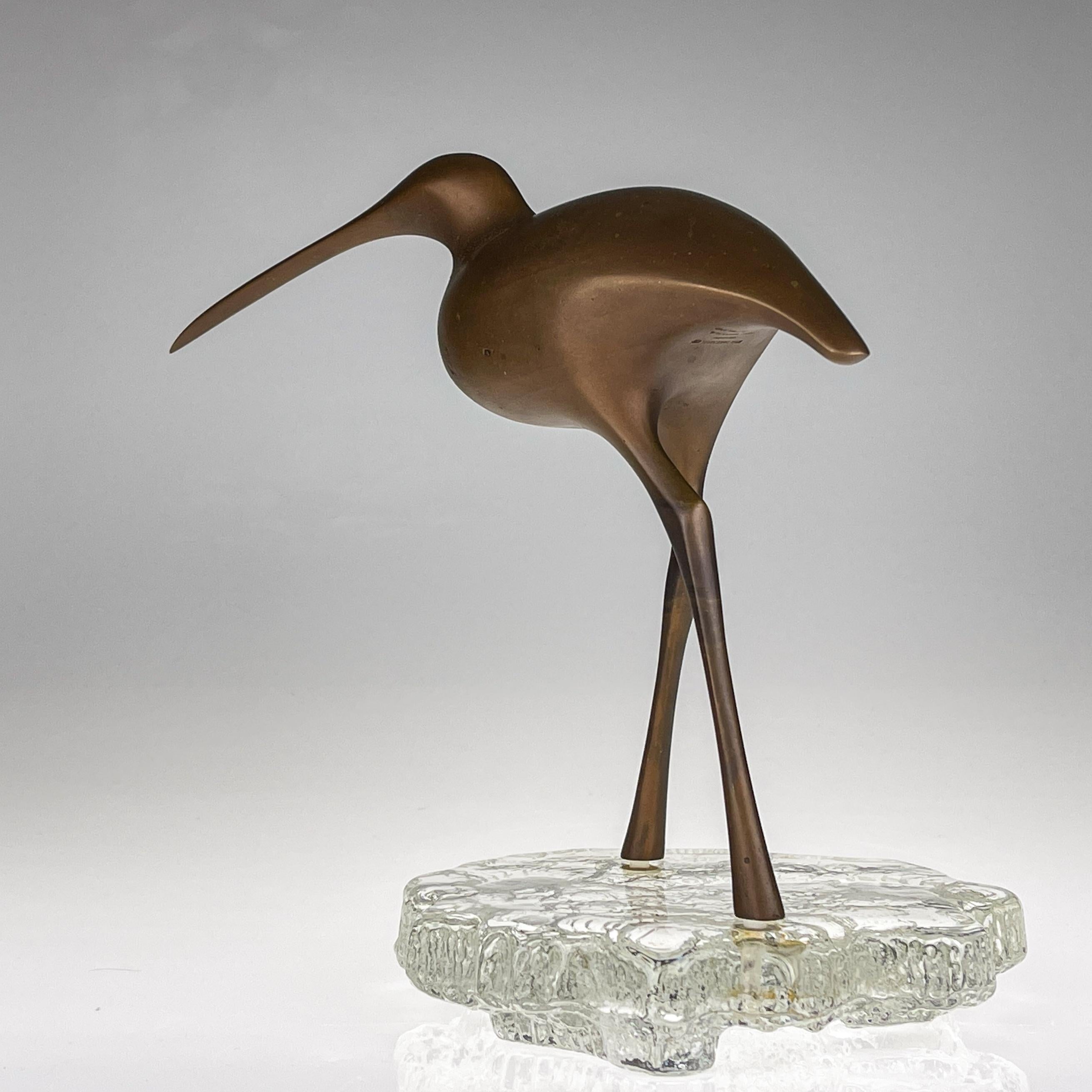 Scandinavian Modern Tapio Wirkkala Patinated Bronze Birdsculpture on Glass Stand In Good Condition In EL Waalre, NL
