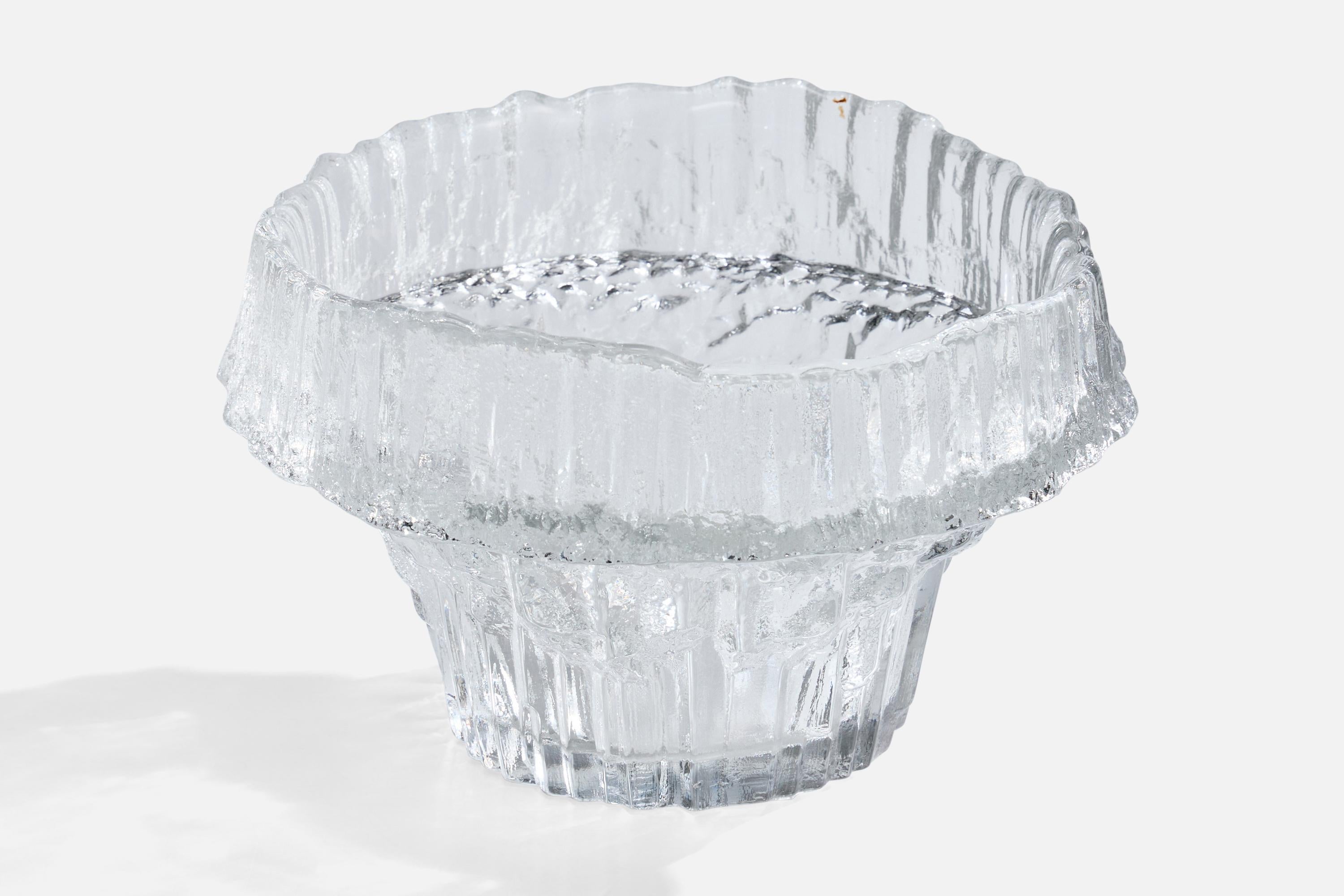 Ciotola in vetro disegnata da Tapio Wirkkala e prodotta da Iittala, Finlandia, anni '70 circa.

Dimensioni complessive (pollici): 4,75