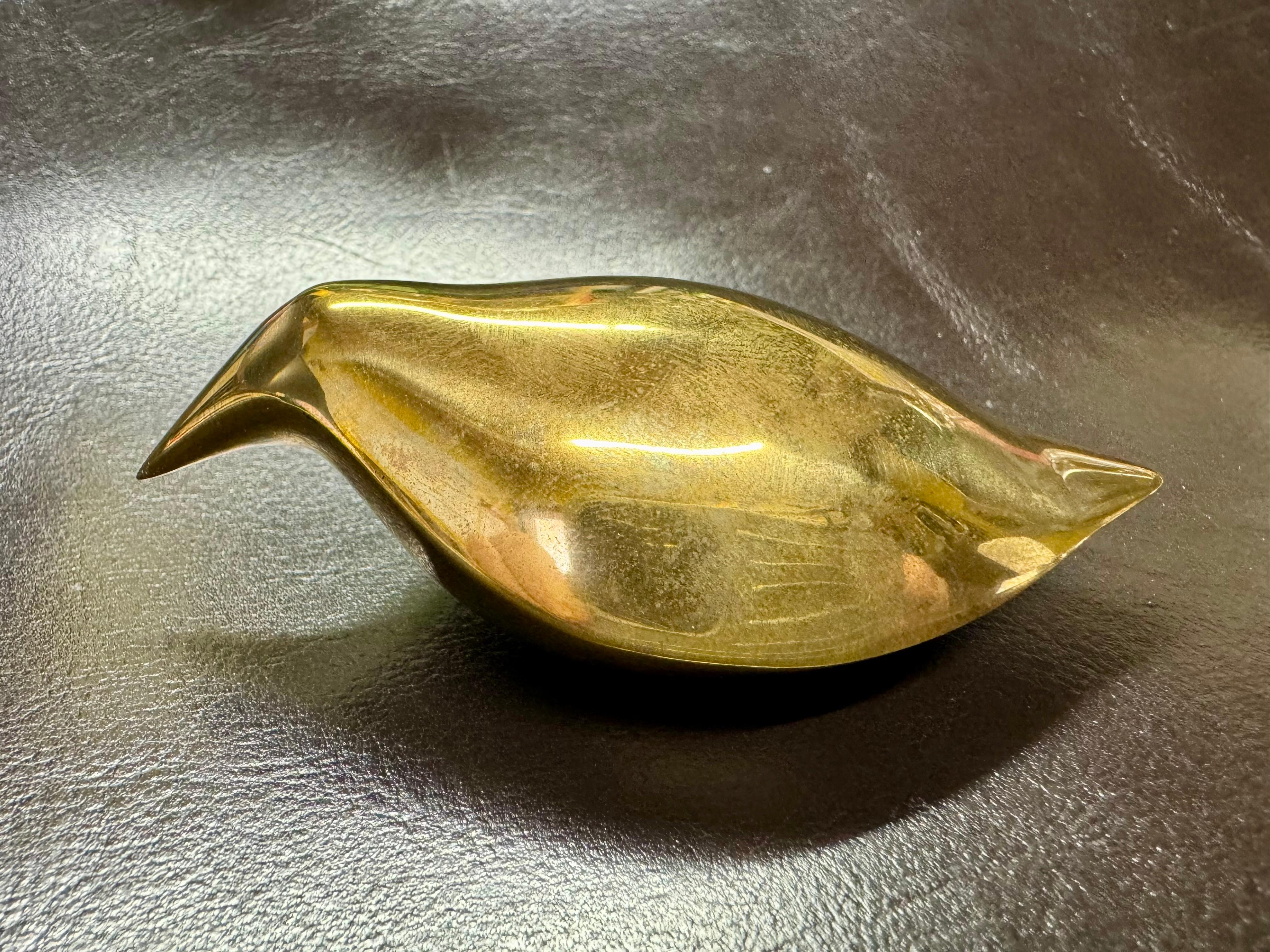Tapio Wirkkala Briefbeschwerer mit Vogel aus Bronze 
Der Papierdruck ist auch ein schönes Dekorationsdetail für sich selbst.

Die Größe des Vogels beträgt etwa 95 x 50 mm. Gewicht etwa 450 Gramm.

Produziert von Kultakeskus
Eine mit Stempel, die
