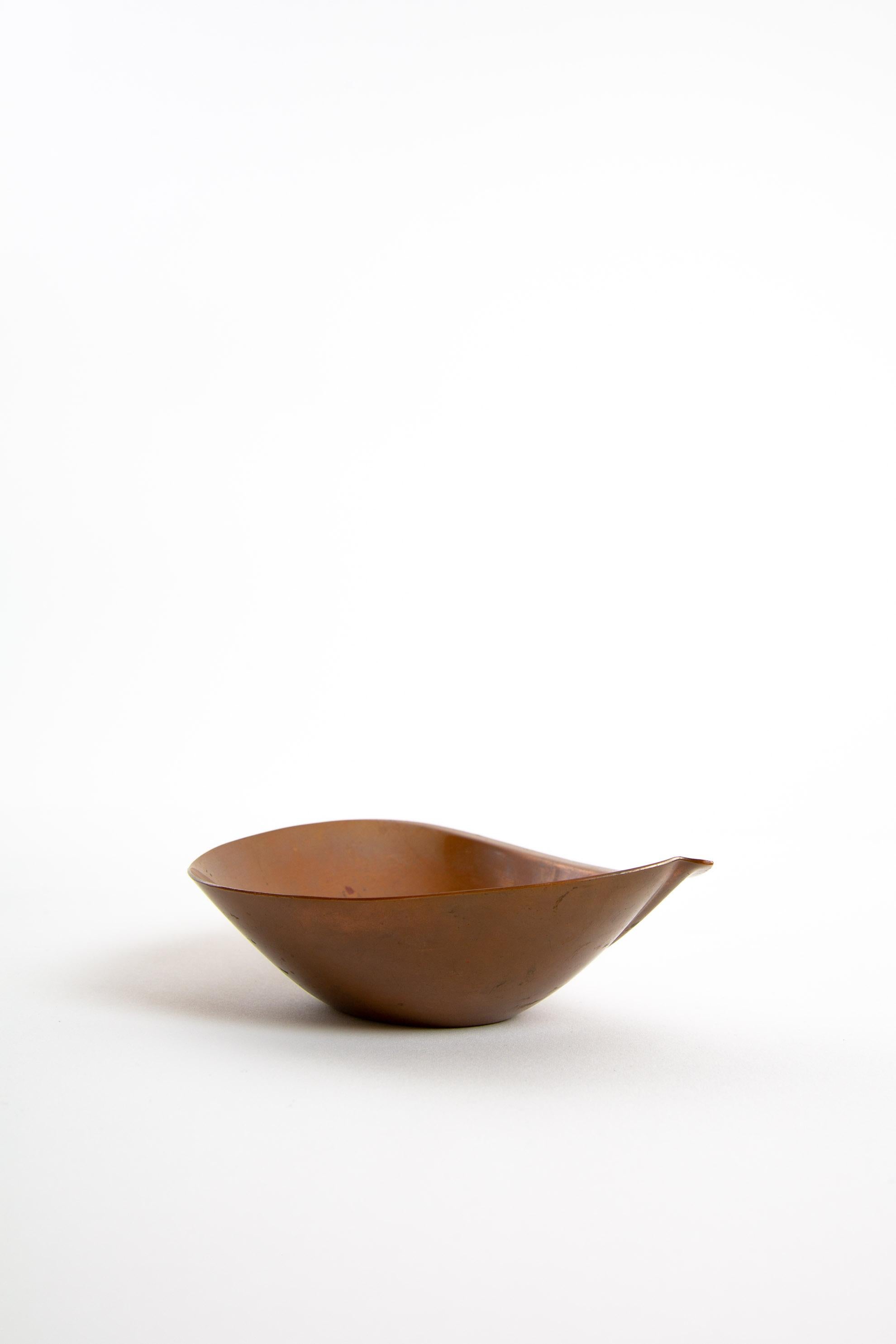 Tapio Wirkkala bronze bowl organic form by Kultakeskus Oy Finland. Swirling copper/bronze design. The bowl has been nice patinated by the years. Also ART DECO style. 

There are two bowls. They are identic, but one has a tree as mark and the name