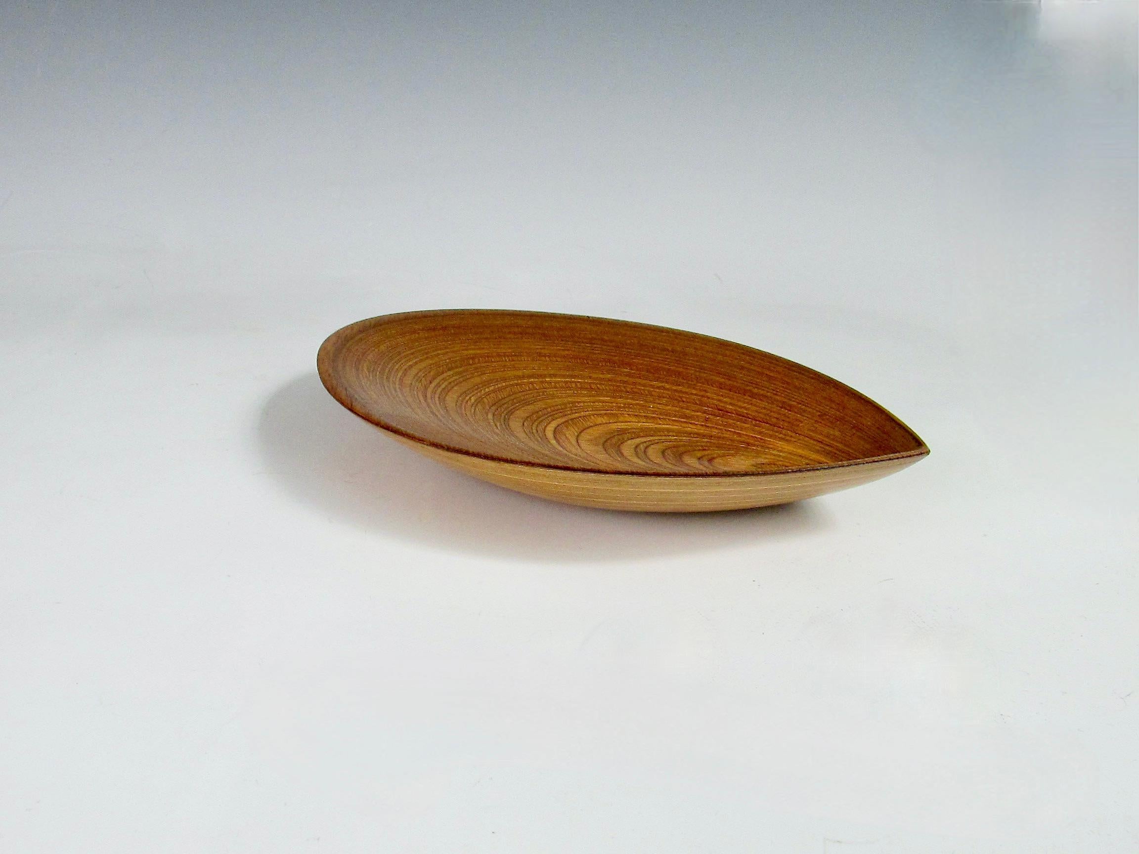 Iconic and rare Tapio Wirkkala rythmic aeroplan / plywood range leaf tray awarded as most beautiful object of the world at the triennale IX in 1951 and received the gold medal. Produced by Soinne et Kni. Finland . Carvede signature on underside