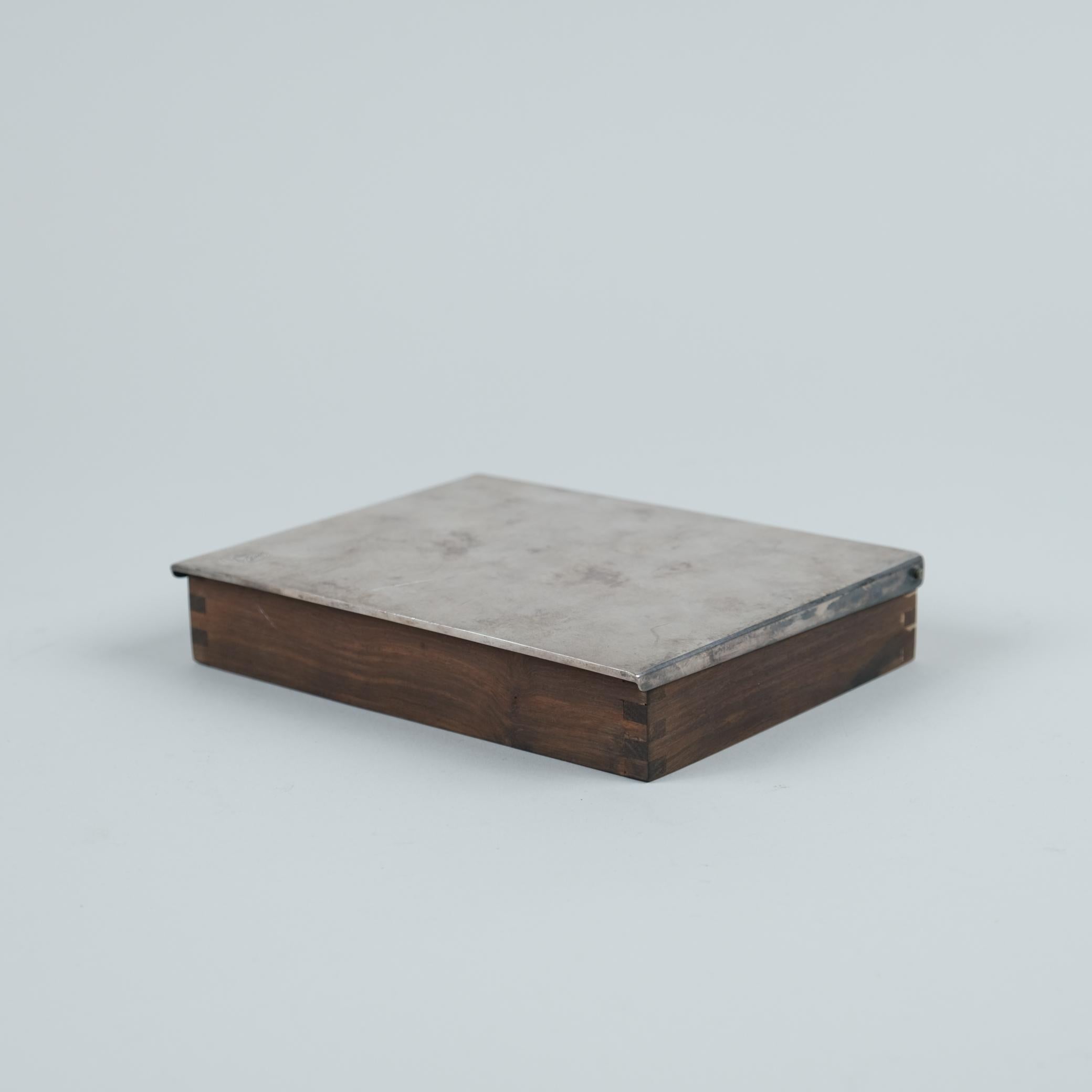 Scatola per sigari molto rara e unica in teak e argento. Disegnato da Tapio Wirkkala. Un pezzo molto elegante e raffinato per chi apprezza le 