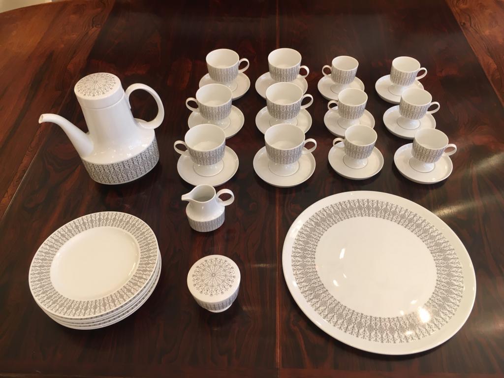 Rare coffee and cake set in Rosenthal (Germany) bone china designed by Tapio Wirkkala, Finland 1963.
6 mocha cups with their saucers
6 coffee cups with their saucers
Coffee pot
Milk jug
Sugar bowl
6 cake plates 20cm
Cake dish 31cm
Mint