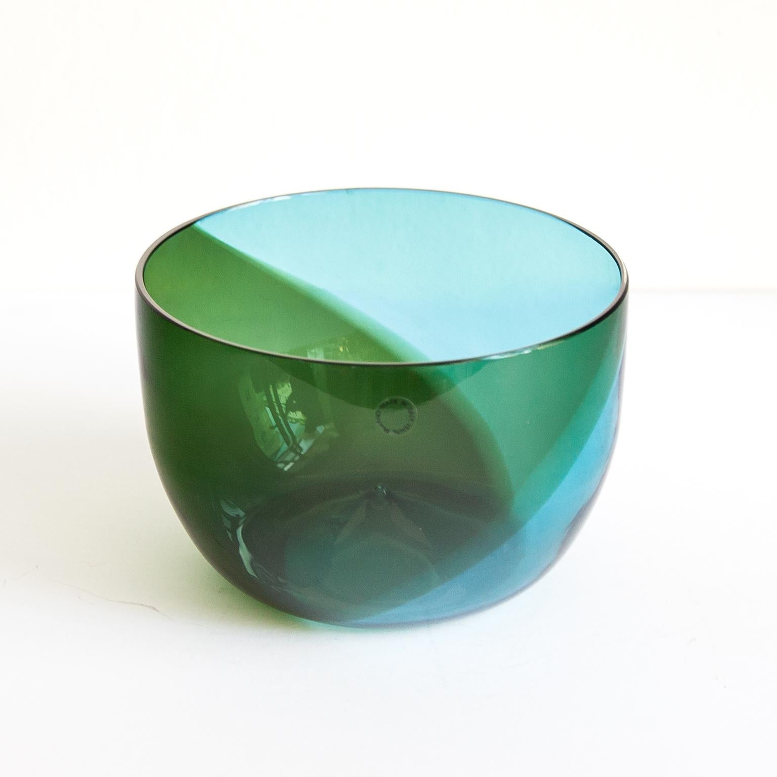 A Coreano art-object bowl, model 504.4, crafted in mesmerizing freeblown turquoise and applegreen glass. Designed by the renowned Tapio Wirkkala in 1966 for Venini.
The characteristic swirls of applegreen and turquoise glass lend it an enchanting