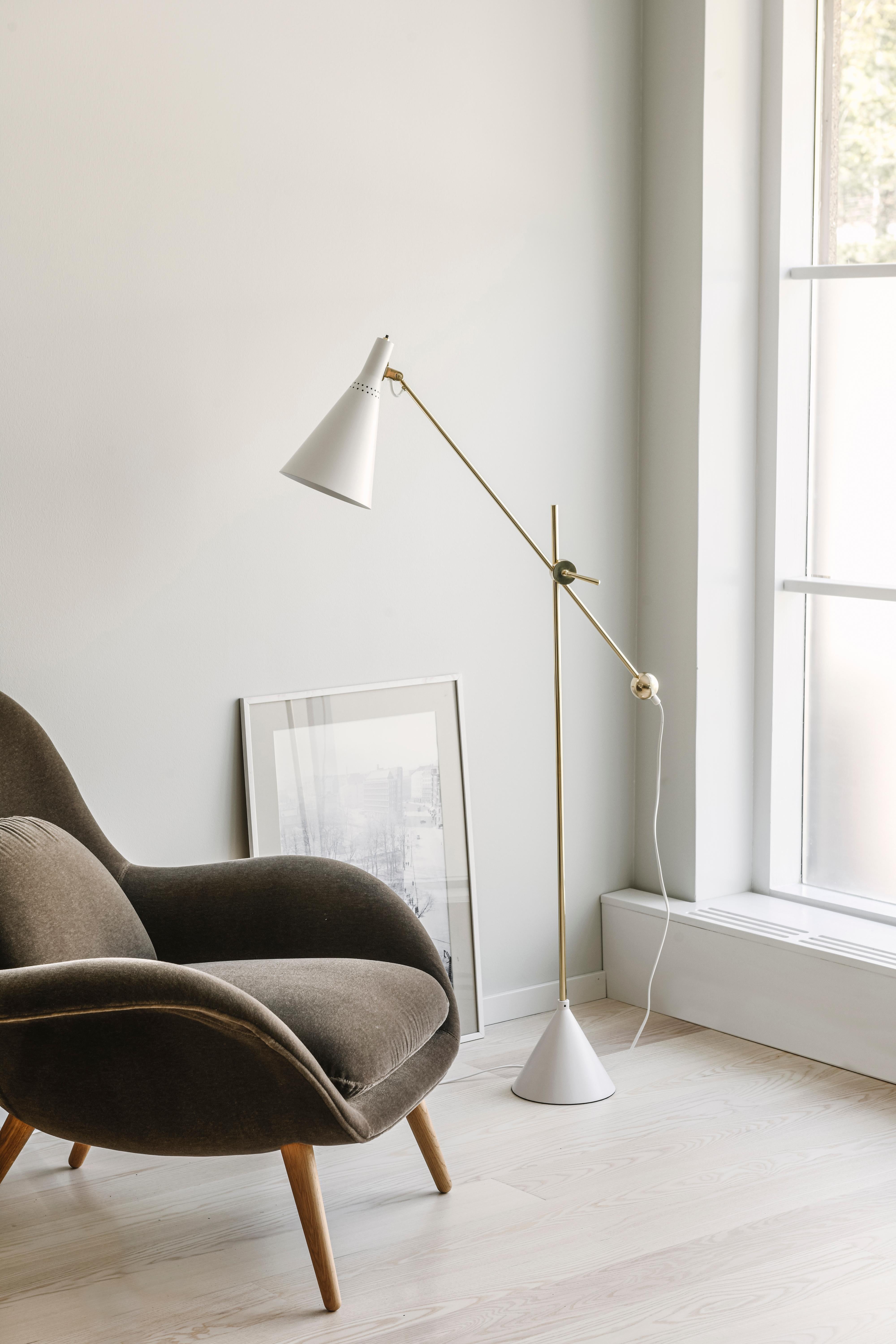 Tapio Wirkkala 'Crane' Articulating Floor Lamp in White for Innolux Oy In New Condition For Sale In Glendale, CA