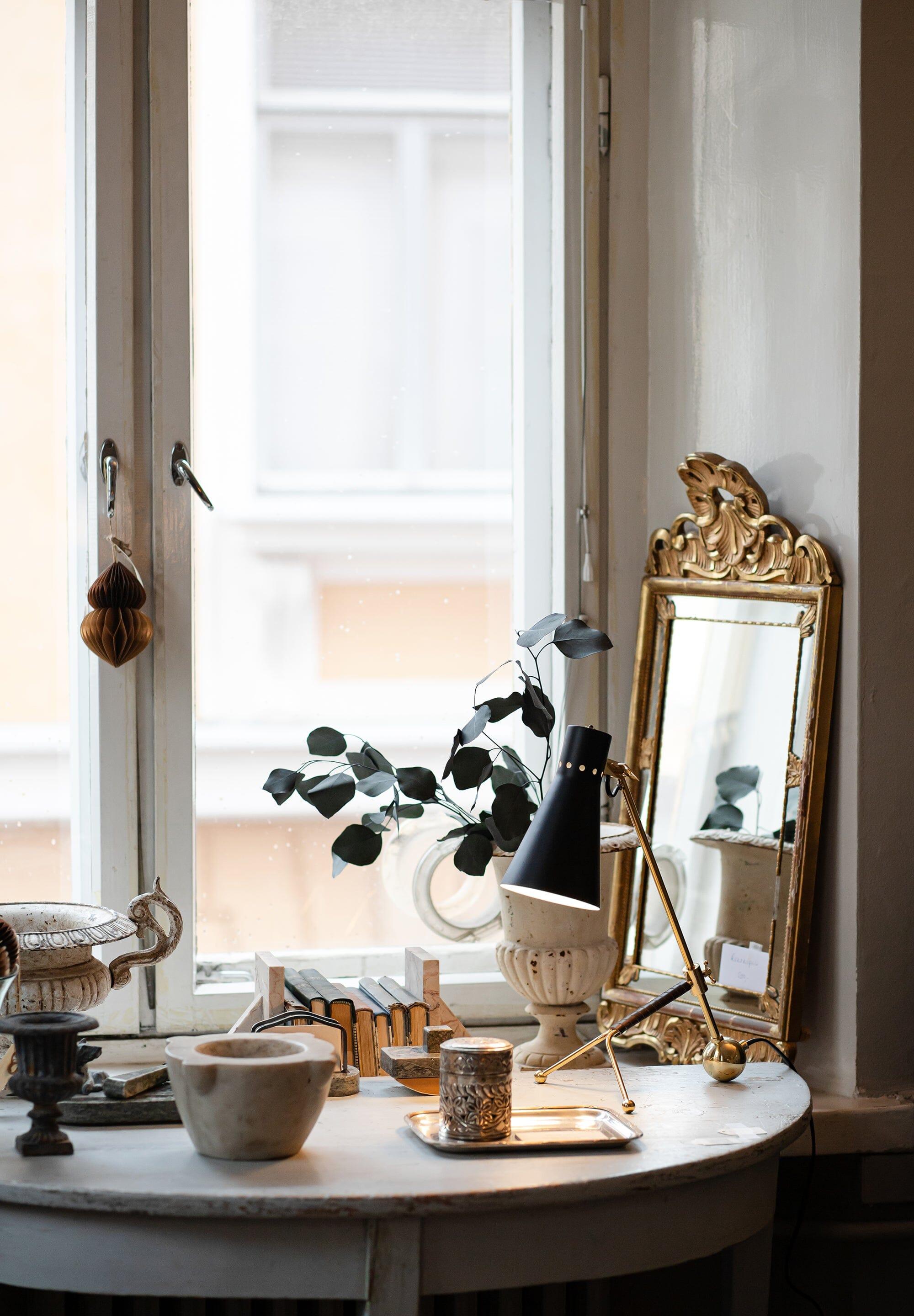 Tapio Wirkkala 'Crane' Articulating Table Lamp in Black for Innolux Oy. Produite à l'origine comme lampadaire dans les années 1950 sous le nom de modèle K-10-11 par Idman, cette réédition nouvellement autorisée de la lampe emblématique est fabriquée