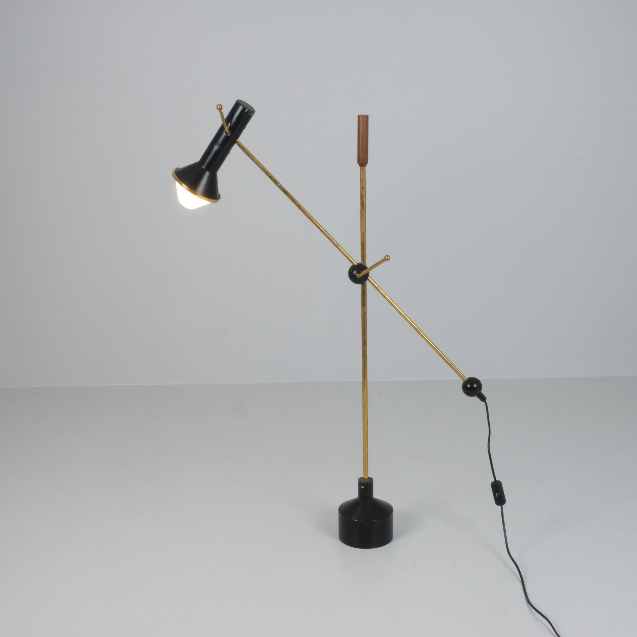 Un lampadaire rare et emblématique de Tapio Wirkkala et fabriqué par Idman. La lampe est très polyvalente et peut être réglée sur trois axes différents. La hauteur, la largeur et la profondeur sont également réglables. La lampe est en métal peint en