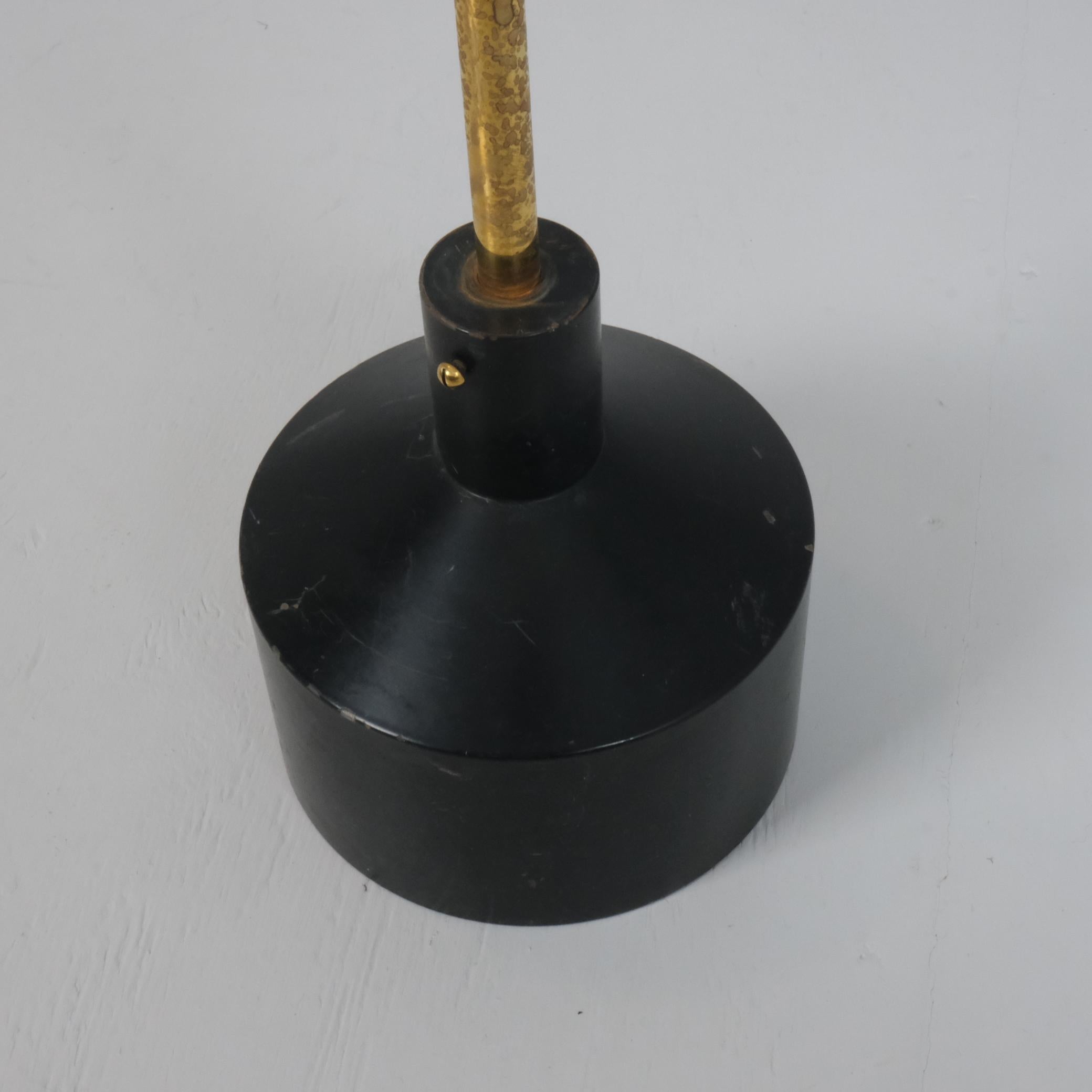 Scandinave moderne Lampadaire Tapio Wirkkala modèle K10-47 en noir, laiton et teck, Idman années 1950 en vente