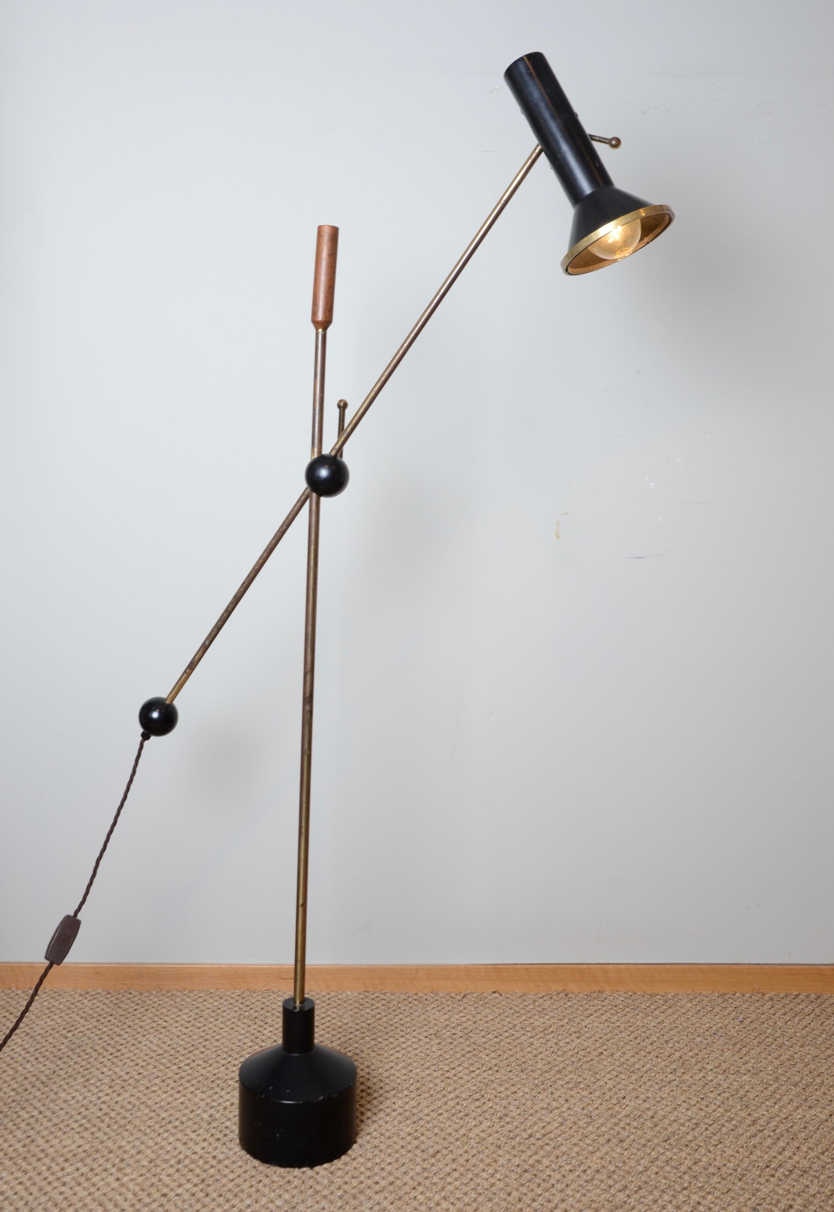 Floor lamp model K10-47. Designed by Tapio Wirkkala, manufactured by Idman Oy, 1960s. Shade marked: Idman. 

Adjustable height and width. Brass and black painted metal.