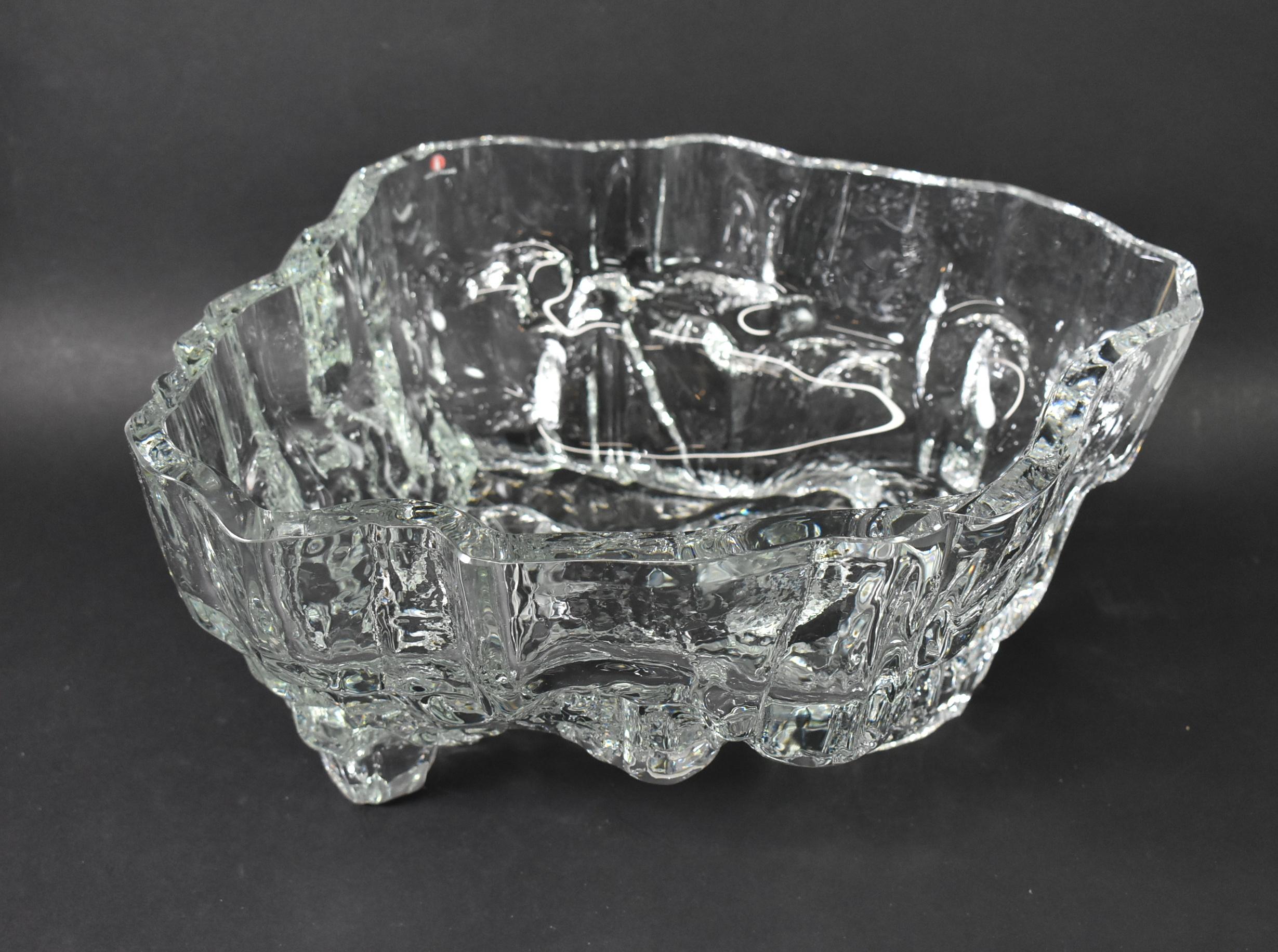 Spectaculaire grand bol sculptural à pied, taillé et moulé-soufflé, coulé en verre clair par l'artiste et designer finlandais Tapio Wirkkala (1915-1985) pour Iittala. Numéro de modèle 3543. Cette pièce ressemblant à un iceberg est une représentation