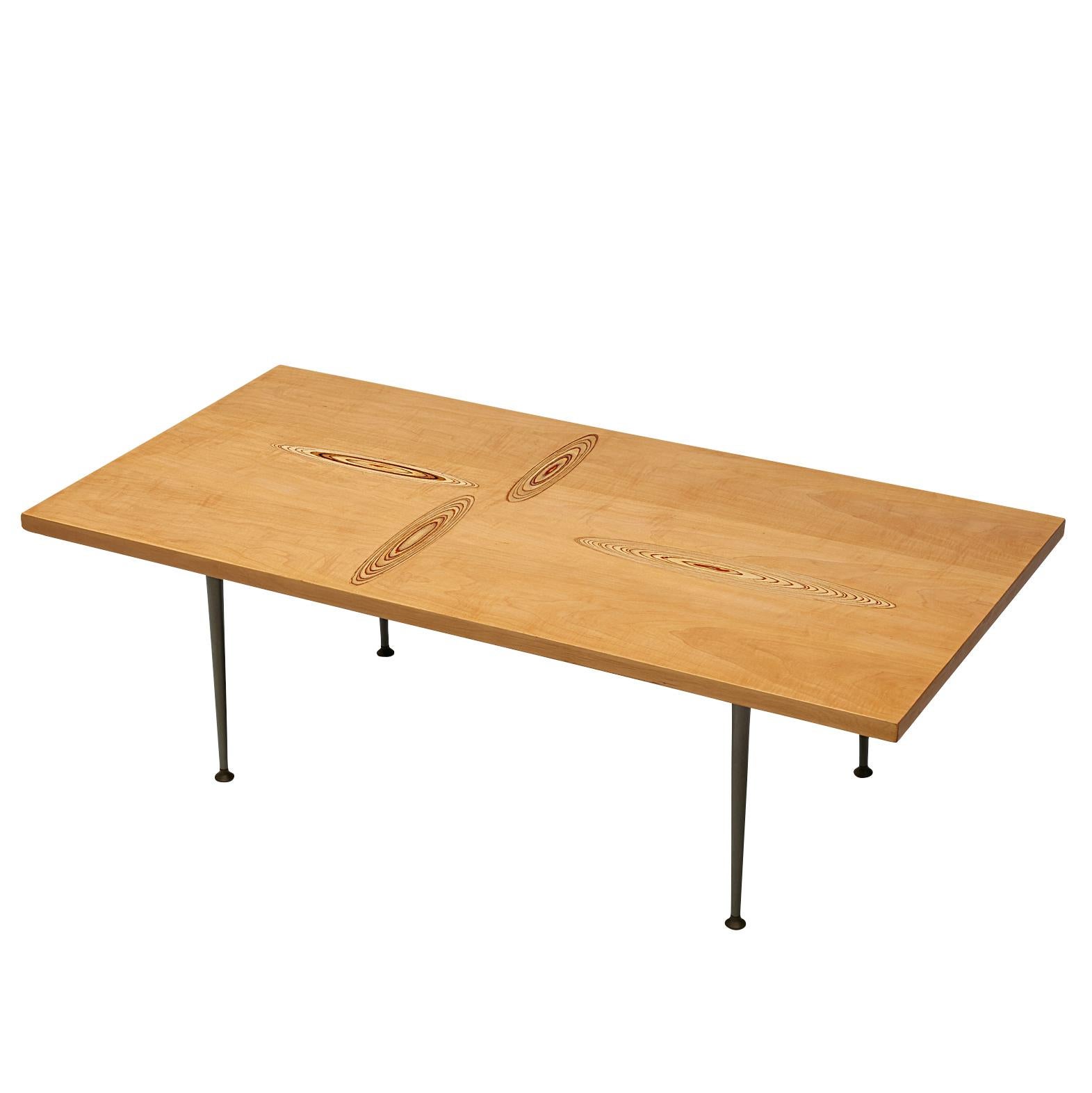 Tapio Wirkkala für Asko, Couchtisch, Birke, Metall, Finnland, 1960er Jahre.

Couchtisch mit Holzintarsienmotiven, entworfen von Tapio Wirkkala. Der Tisch wird von Asko hergestellt. Dieser Couchtisch ist einer der ikonischen Möbelentwürfe von