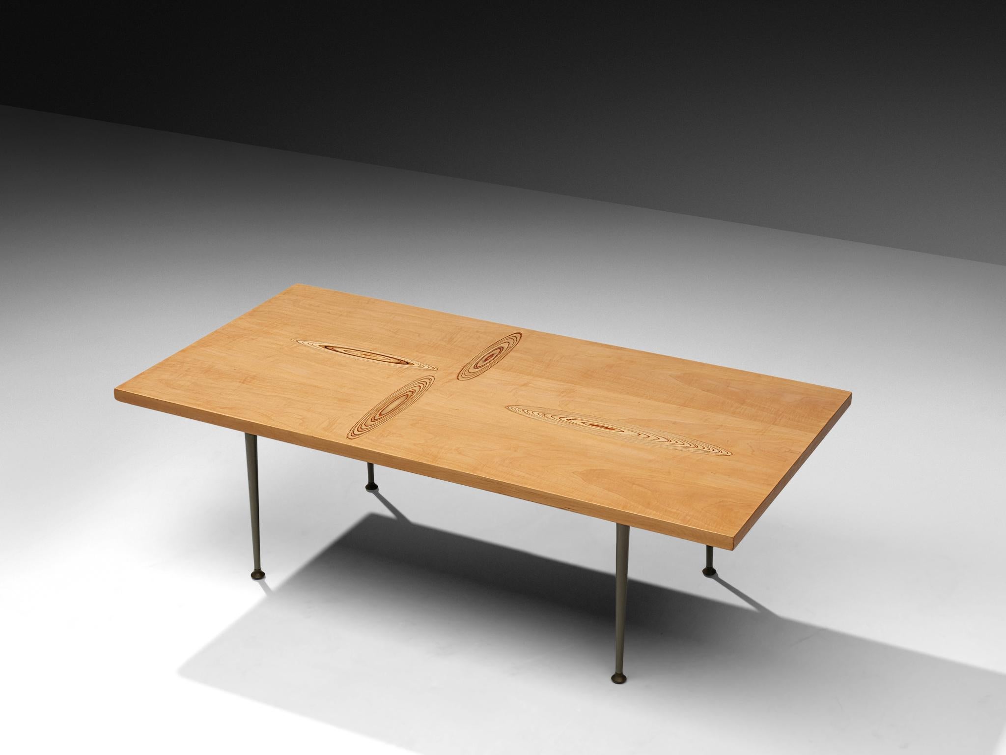 Tapio Wirkkala para Asko, mesa de centro, abedul, metal, Finlandia, años 60.

Mesa de centro con motivos de incrustaciones de madera diseñada por Tapio Wirkkala. La mesa está fabricada por Asko. Esta mesa de centro es uno de los diseños de